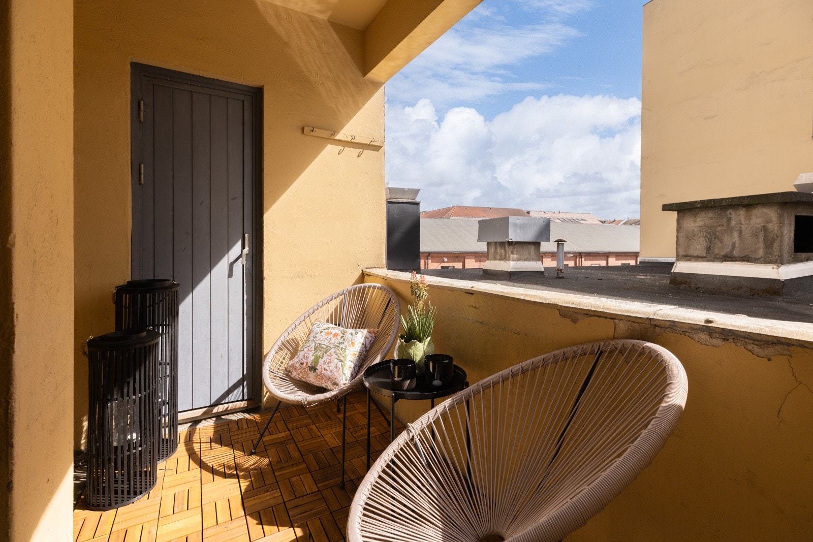 Koselig balkong som vendes mot baksiden og nabobygget Galleribilde