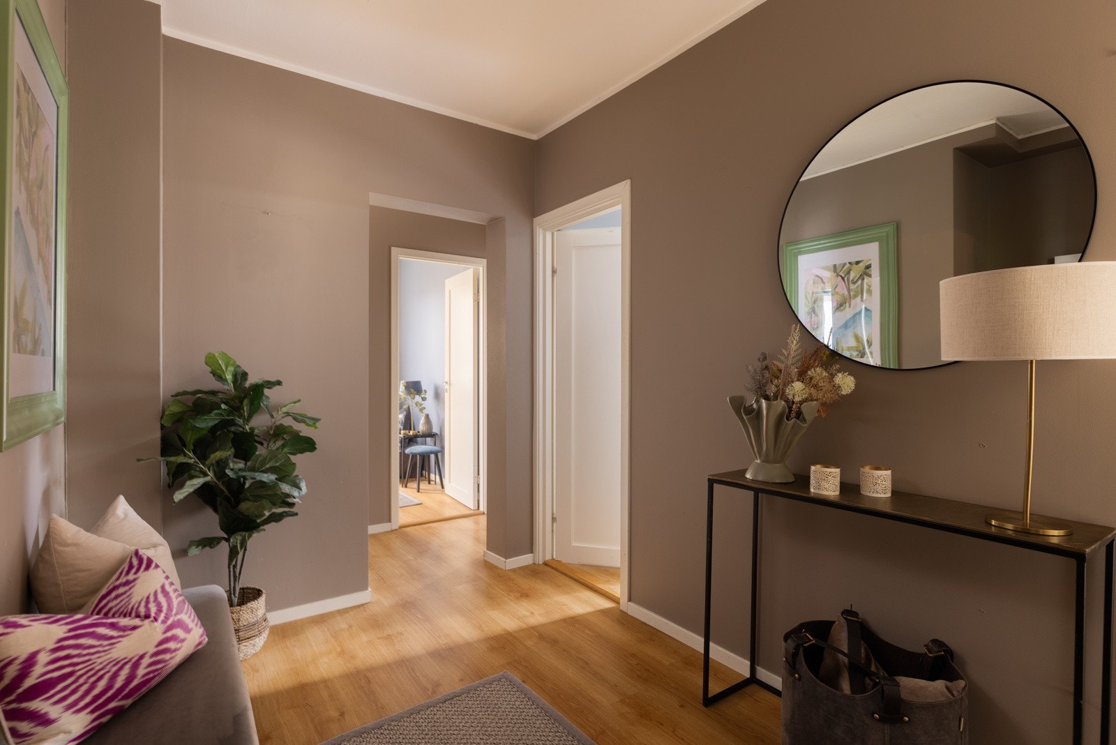 Fin og romslig gang med slette overflater Galleribilde