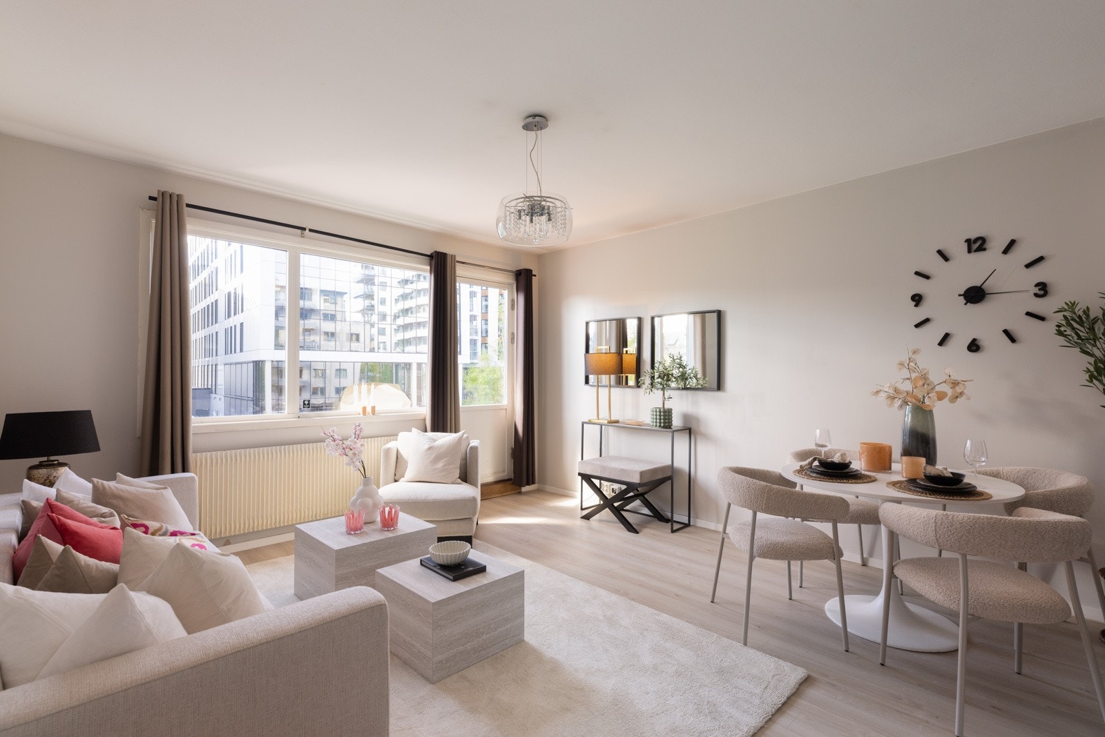 Fra gangen kommer du inn til denne lyse og flotte stuen Galleribilde