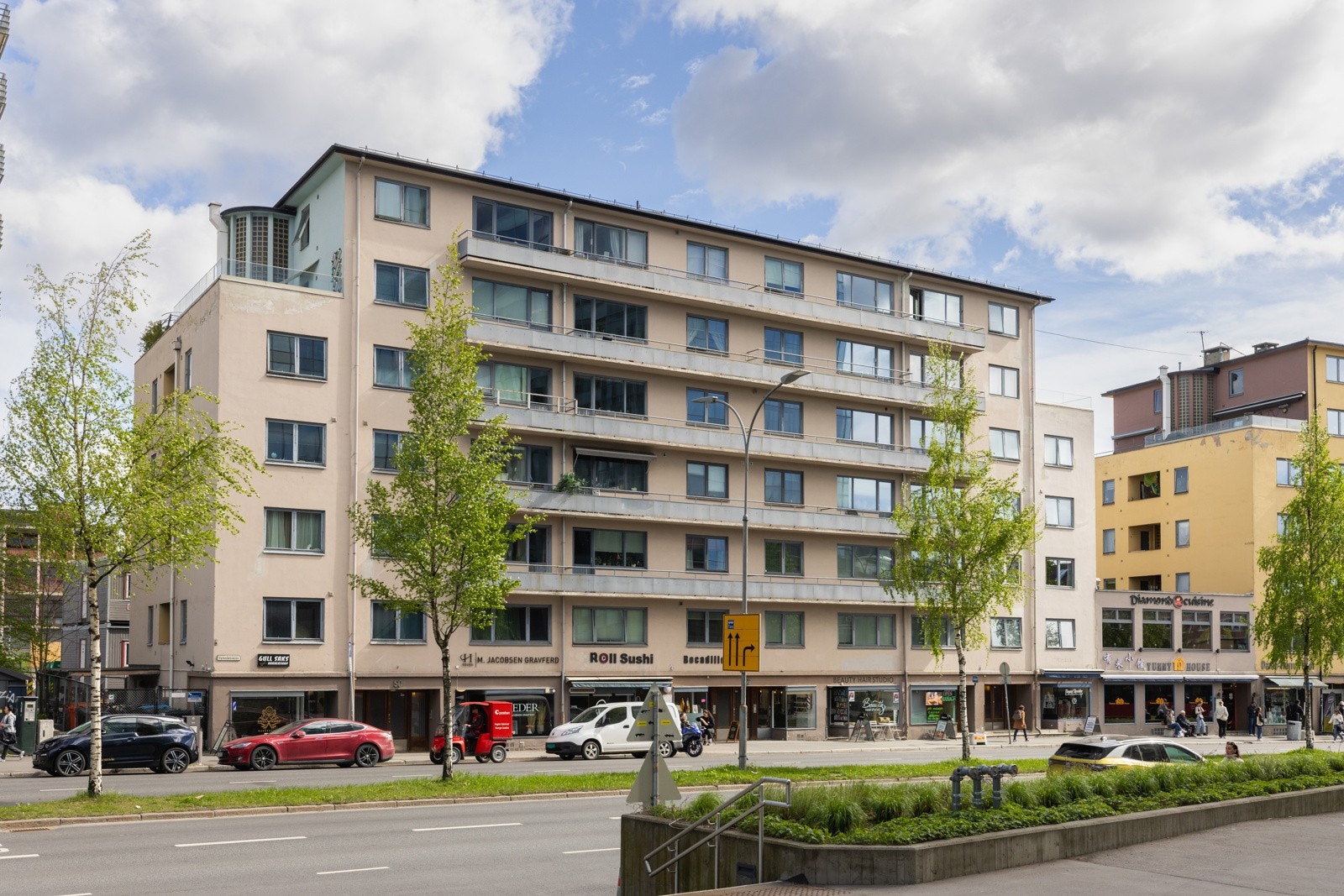 Det kan benyttes gateparkering rett utenfor leiligheten etter bestemmelser og det er kommunale elbil ladeplasser langs gaten. Galleribilde