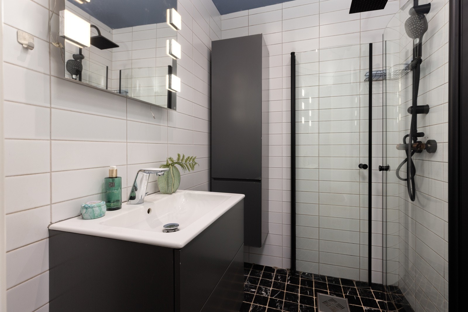 Fint flislagt bad fra 2010 med nyere(2016) baderomsarmatur og -innredning Galleribilde