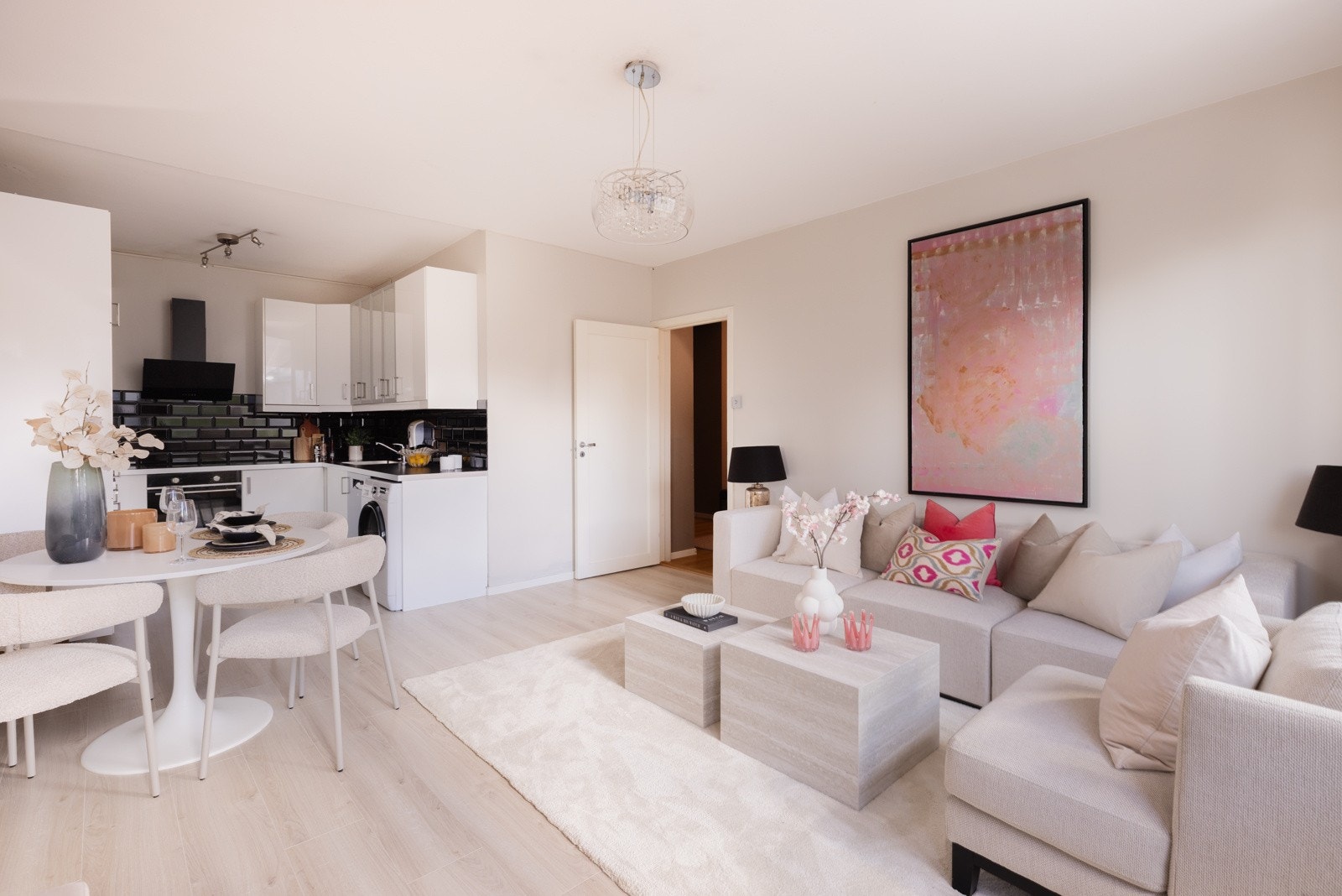 Stuen har en åpen løsning med kjøkkenet med plass til å innrede flere soner Galleribilde