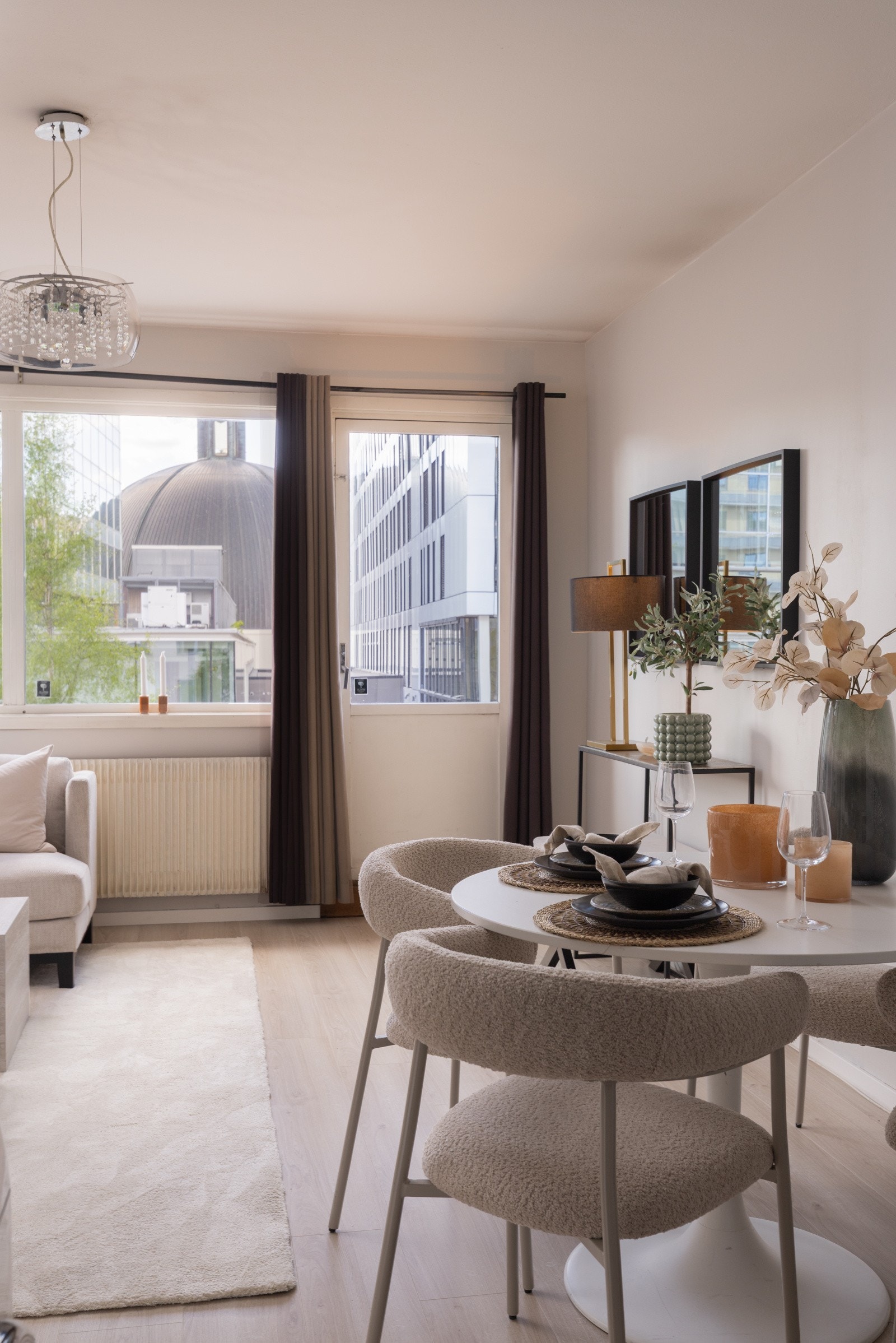 Fra stuen har du utgang til den sør-vest vendte balkongen med gode solforhold Galleribilde