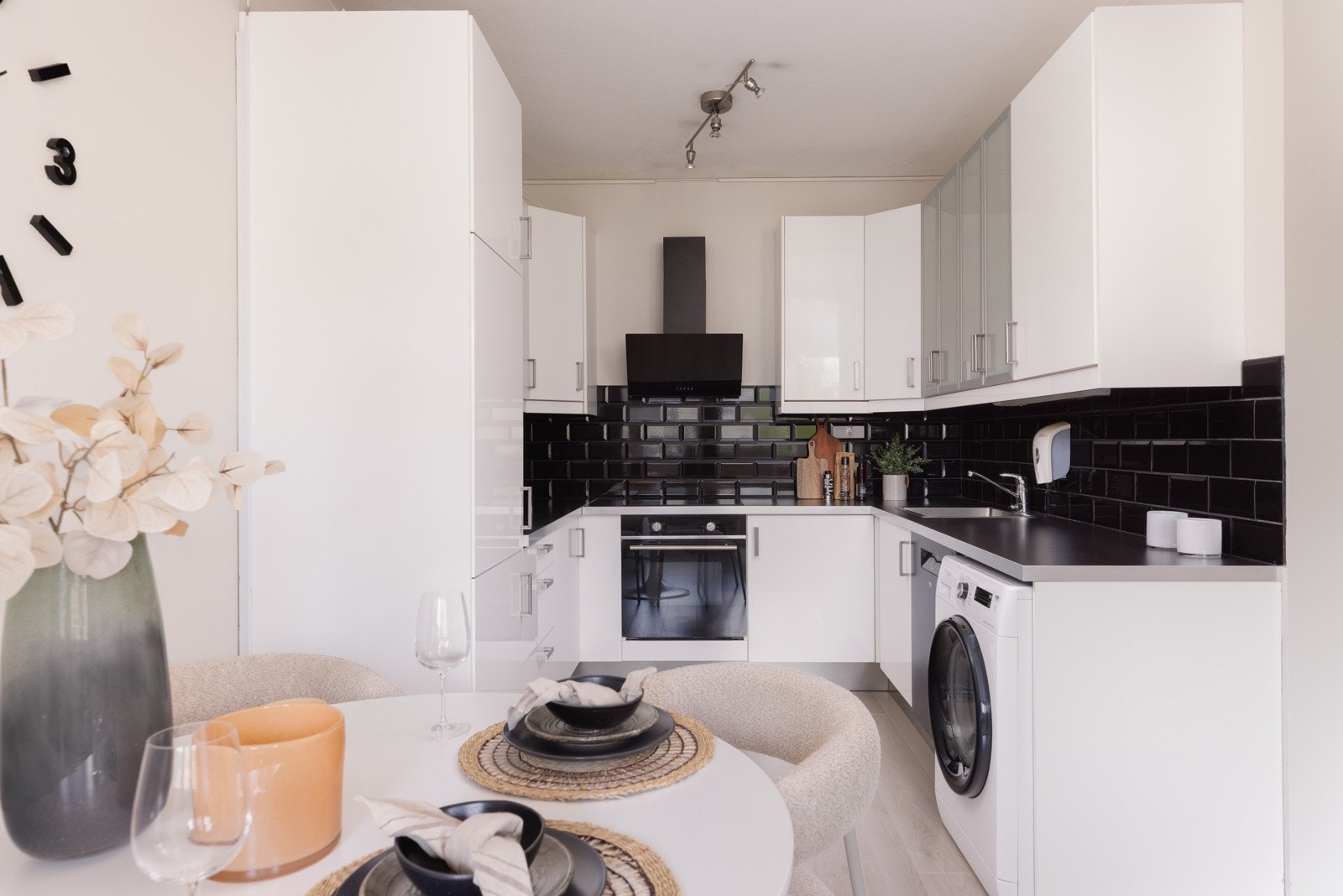 Integrerte hvitevarer og opplegg til vaskemaskin Galleribilde