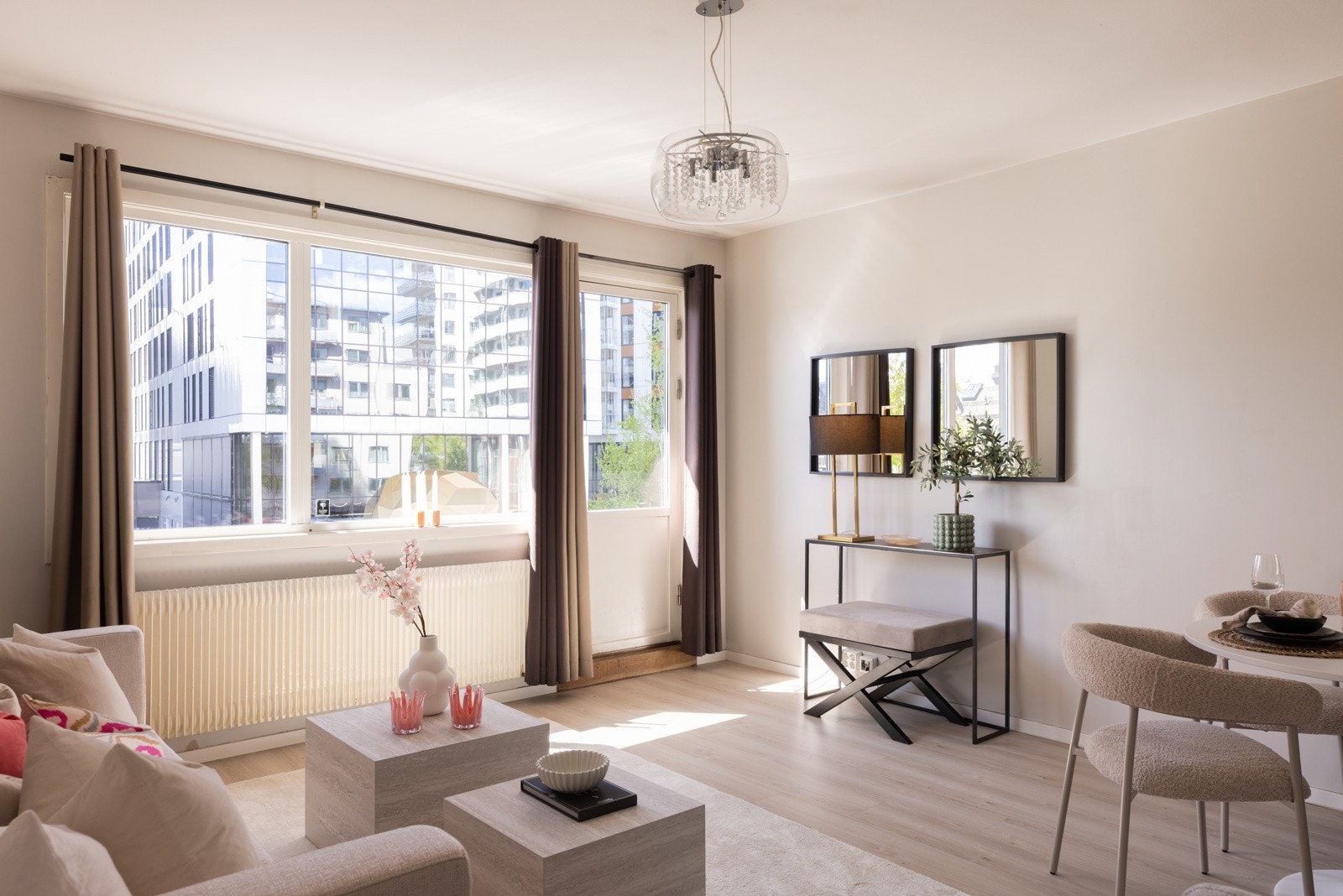 Stuen har store vindusflater som slipper inn godt med naturlig lys Galleribilde