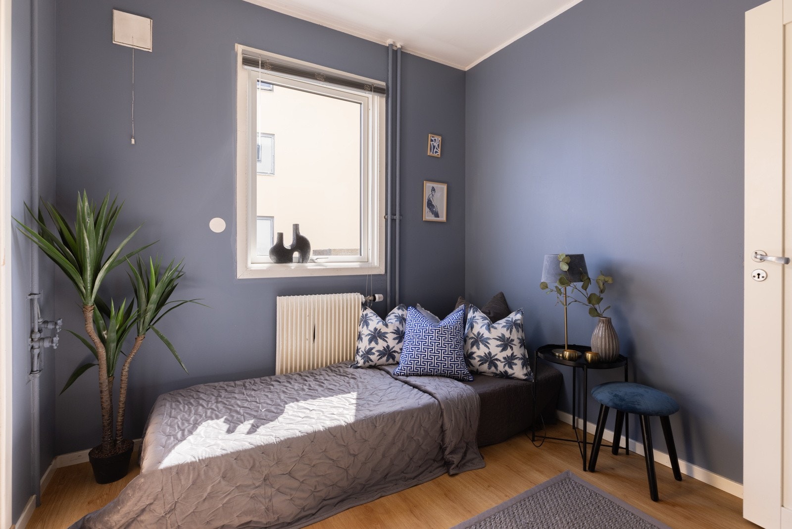 Soverom nr 3 har plass til å seng og garderobeløsning Galleribilde