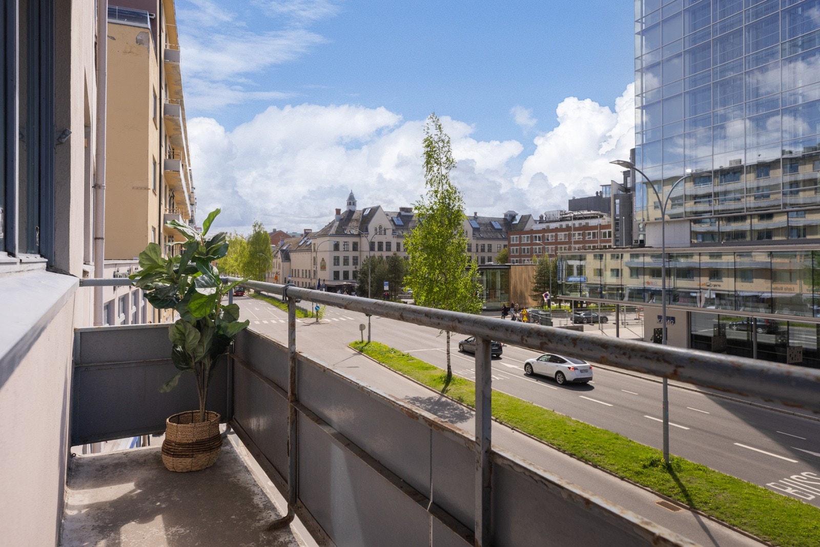 Her kan du nyte solen med noe kaldt og forfriskende å drikke på balkongen! Galleribilde