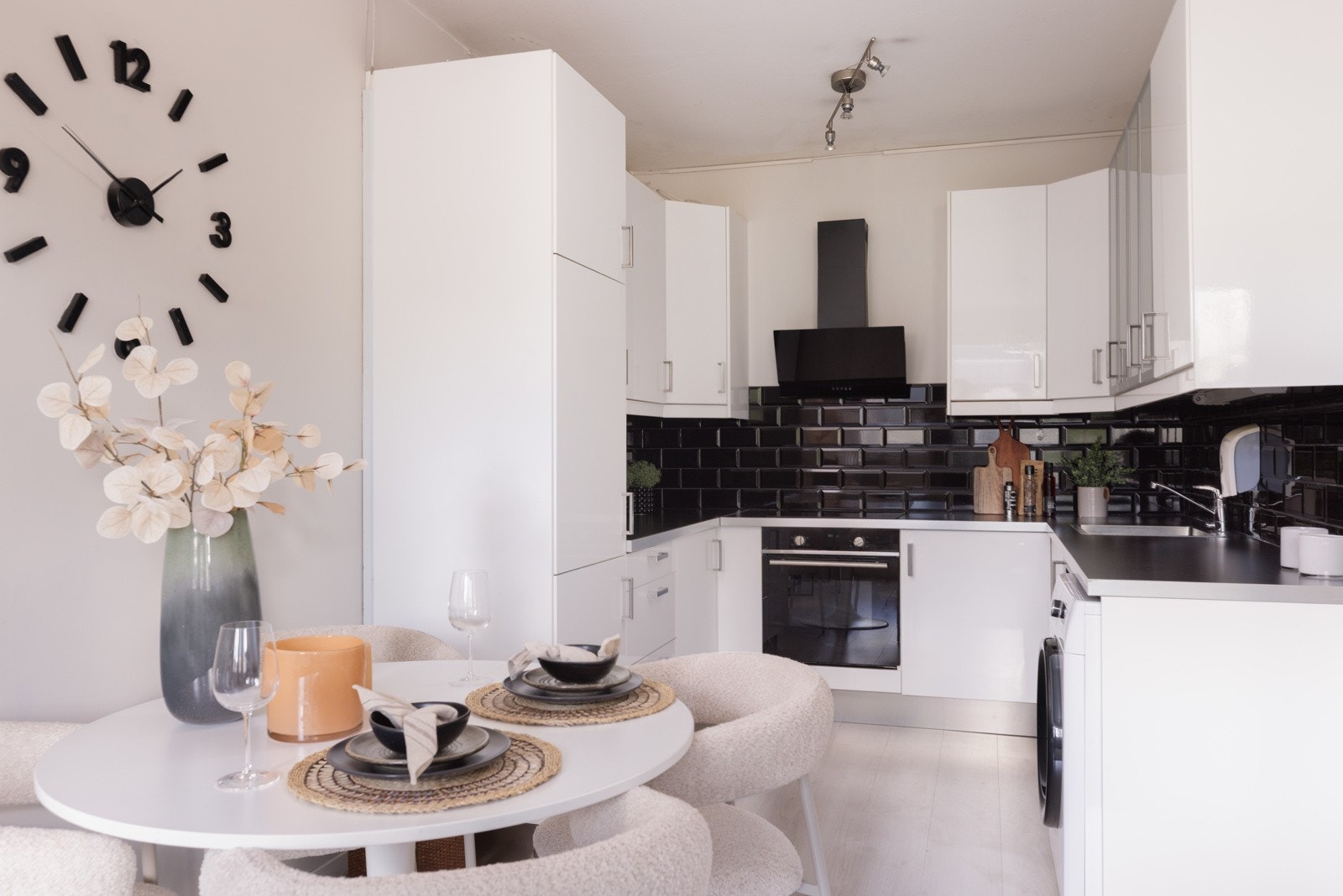 Kjøkkenet har lyse fronter og mørke fliser over benken, god plass i skuffer og skap Galleribilde