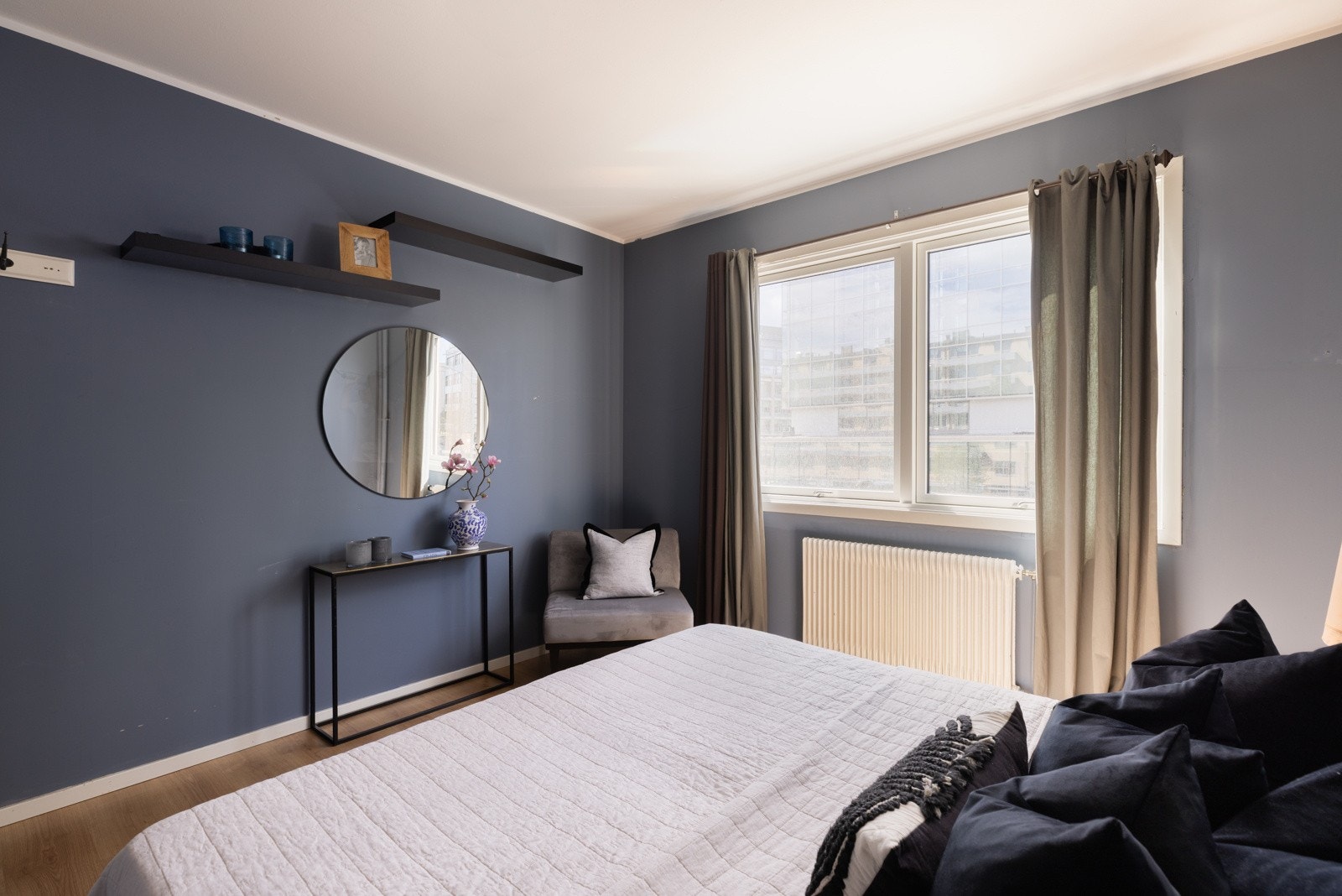 God plass til å innrede med dobbelseng og garderobeløsning i soverom nr 1 Galleribilde