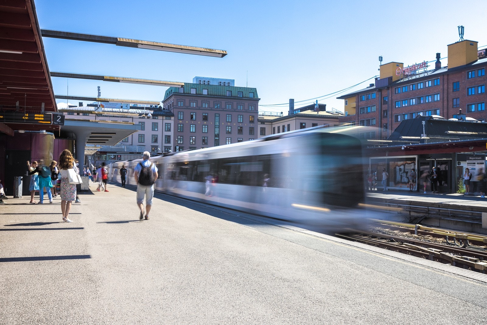 T-bane stasjonen Majorstuen er rett bak leilgheten og det er lett tilgang til stasjonen mellom nabo bygningene for raskere adkomst. Galleribilde