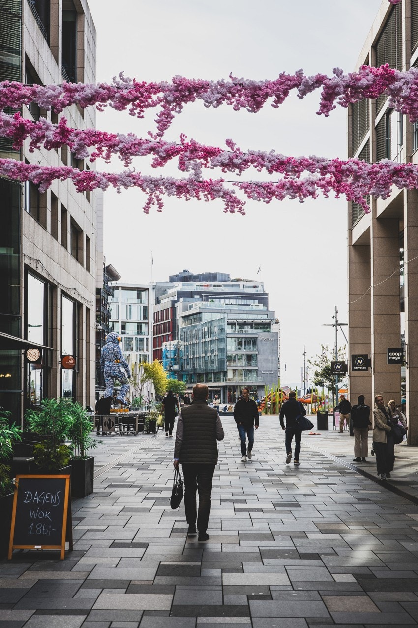 Tjuvholmen er virkelig en oase ved sjøen, med vakre bilfrie uteområder, og et stort utvalg serveringssteder, kaféer og restauranter med alle kulinariske konsepter representert Galleribilde