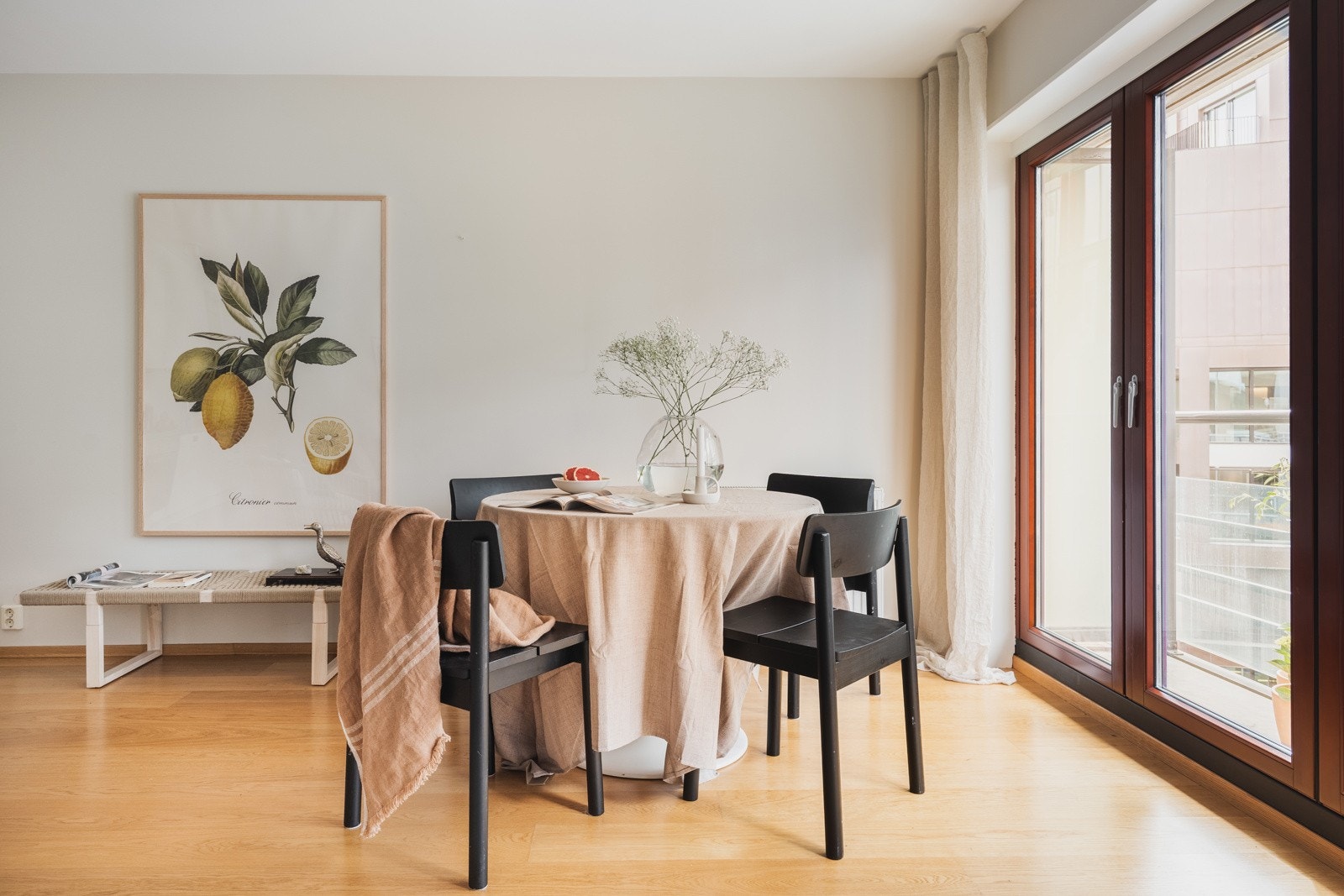 God plass til spisebord - utgang til balkong Galleribilde