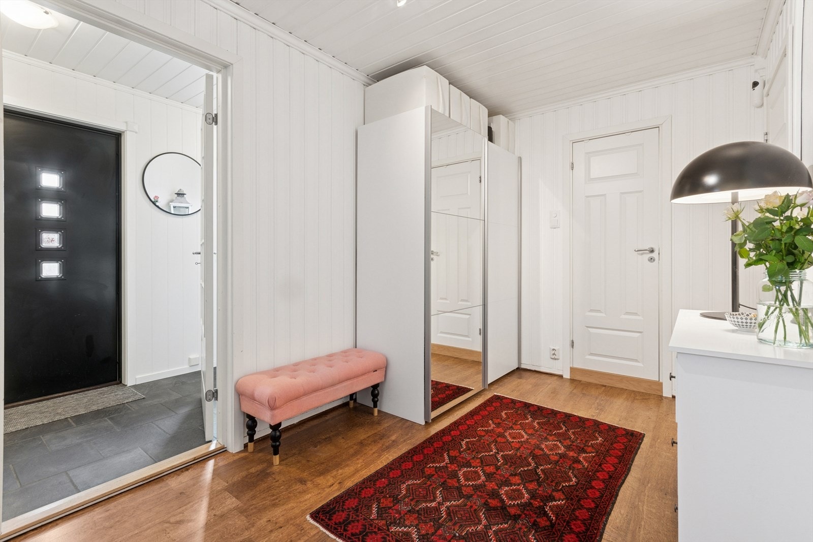 I gangpartiet er det ytterligere plass for smarte garderobe- og oppbevaringsløsninger. Galleribilde