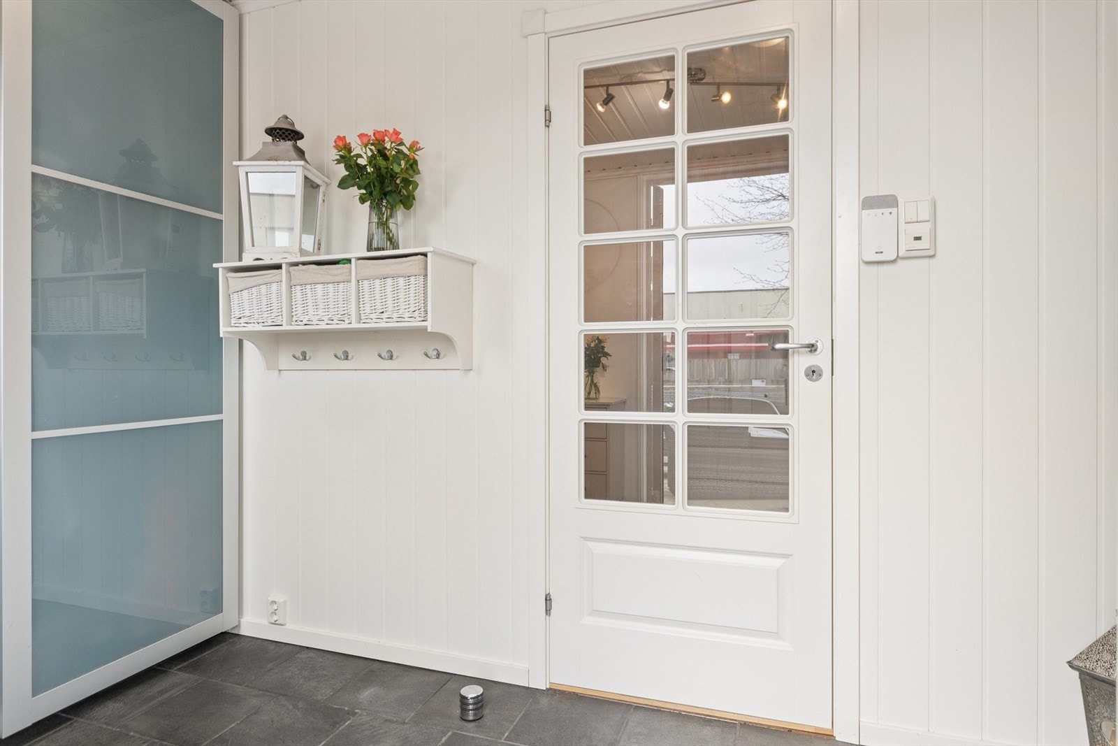 Velkommen inn! Lys og hyggelig entré med plass for gode garderobeløsninger. Galleribilde