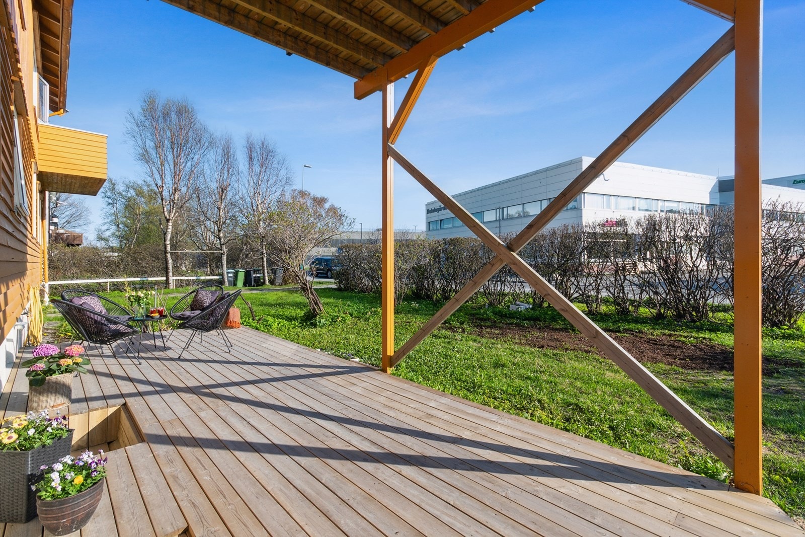 Solrik terrasse og hage i front. Galleribilde