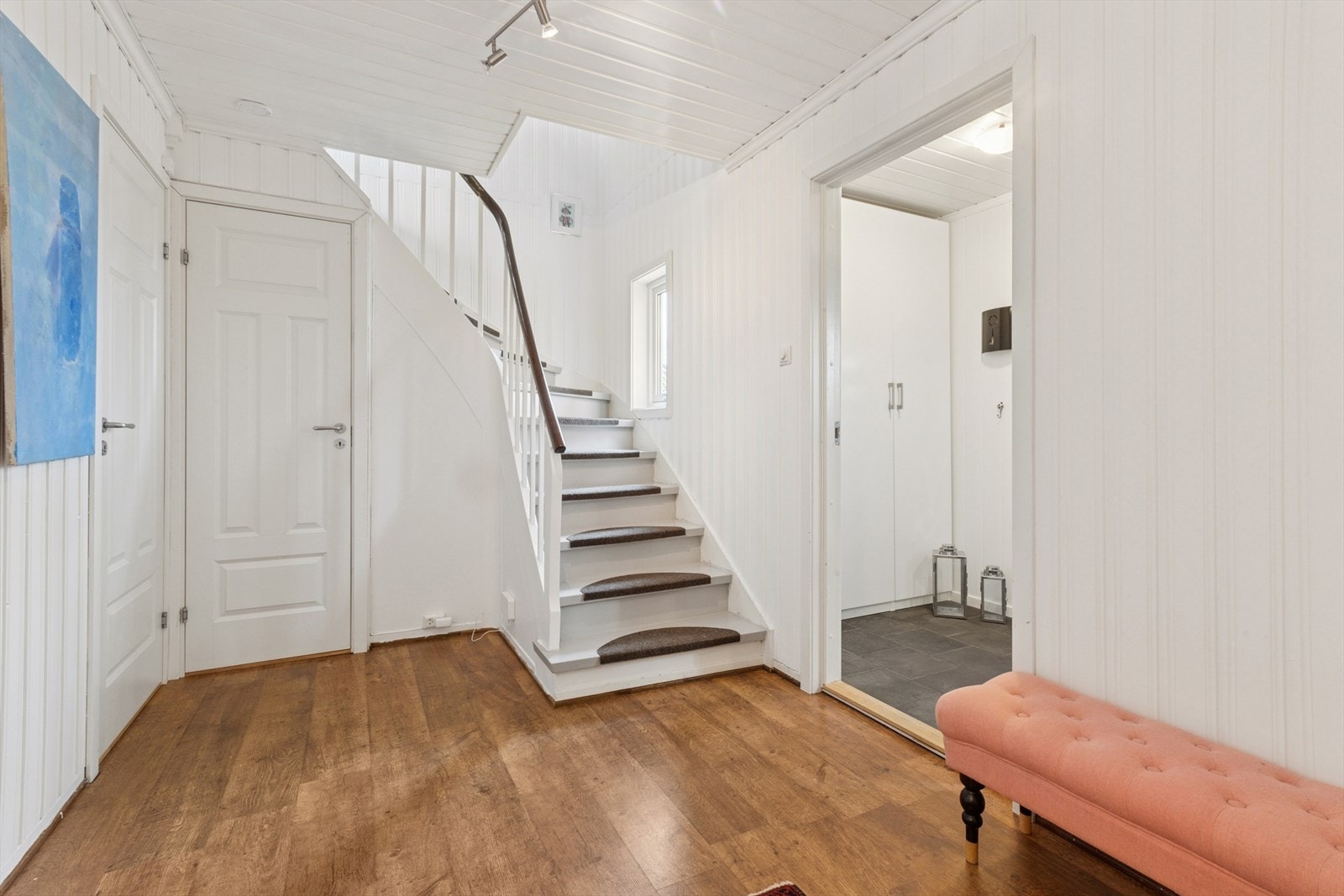 Vi tar trappa og beveger oss opp en etasje. Galleribilde