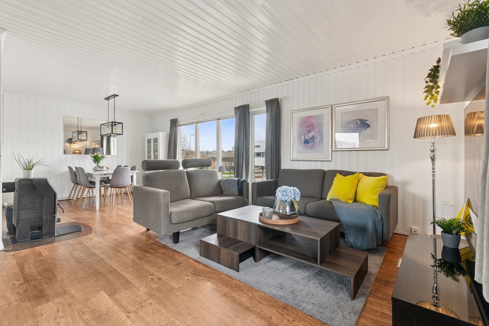 Sofakroken finner fort sin naturlige plass i rommet, og tv-en kan med fordel plasseres mot/på vegg. Galleribilde