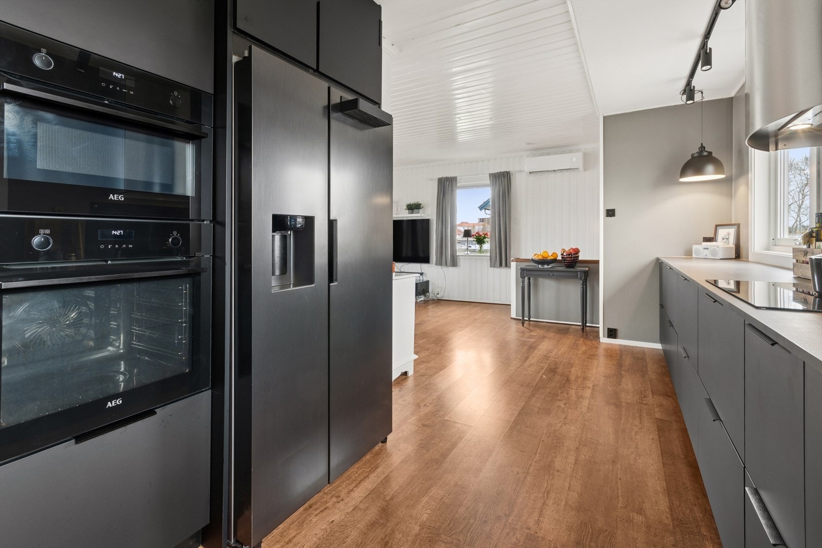 Mørke slette fronter og benkeplate av typen laminat. Galleribilde