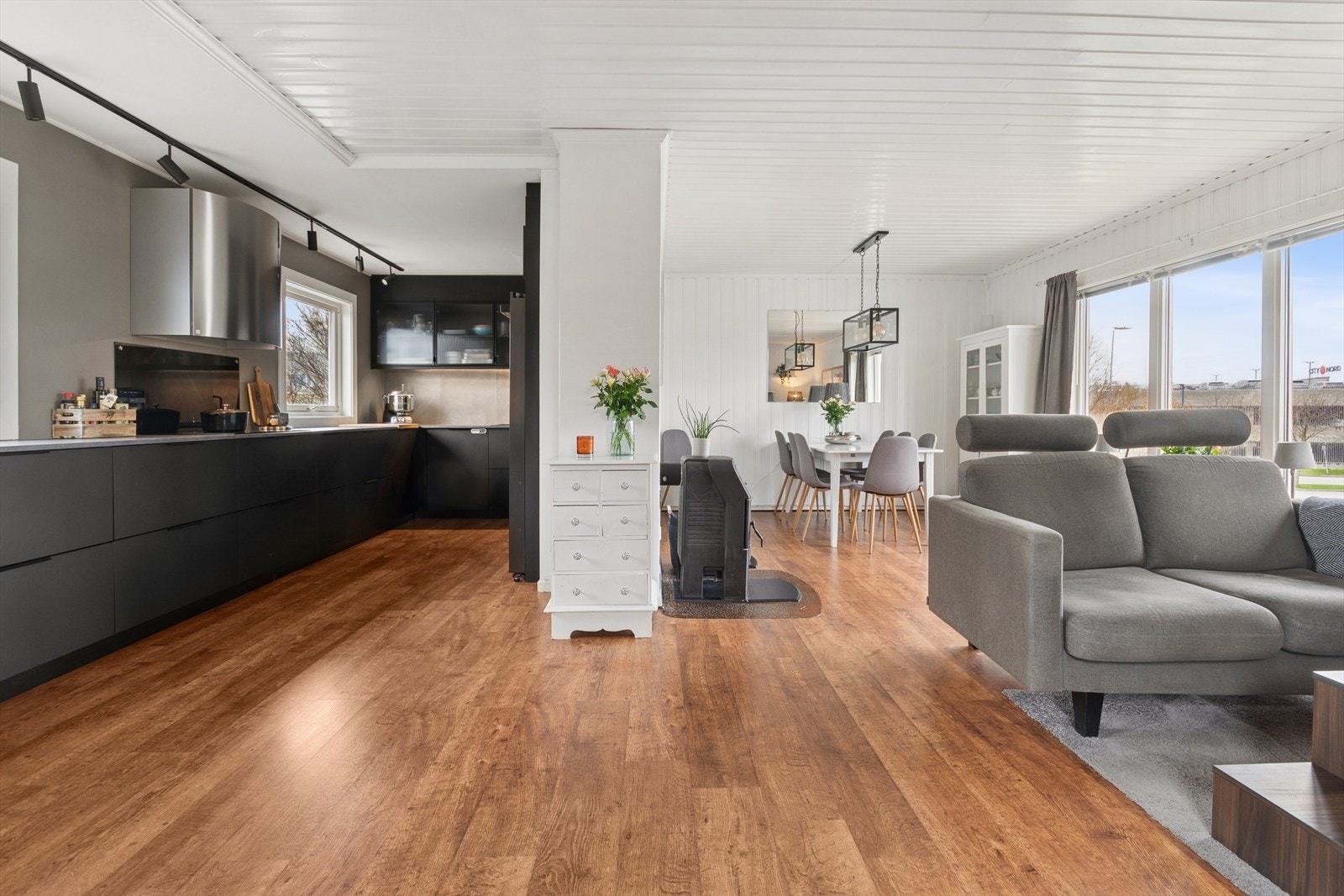 Stue og kjøkken er i en delvis åpen løsning. Galleribilde