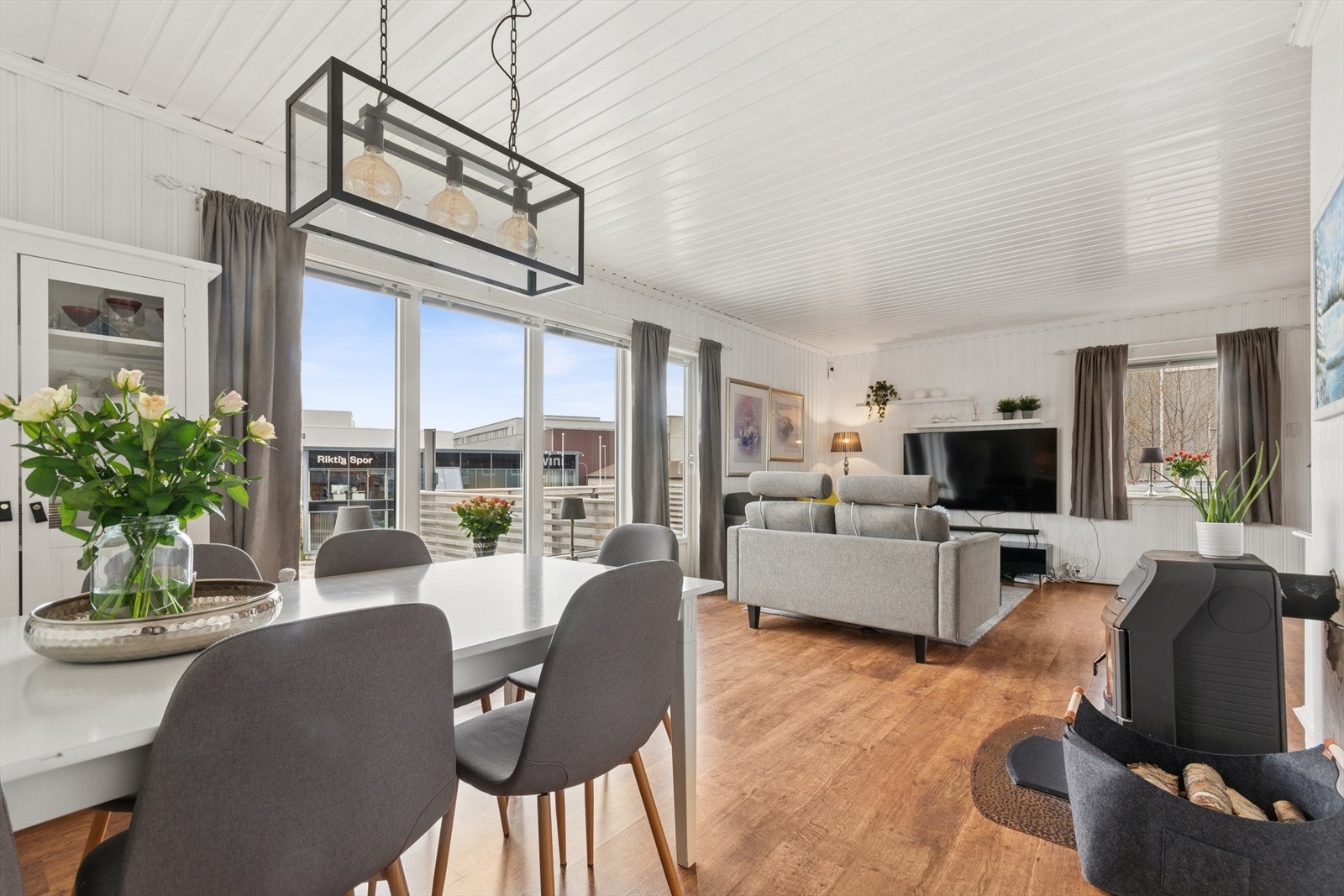 Spisegruppen tar plass i egen sone og innbyr til sosiale og hyggelige måltider. Galleribilde