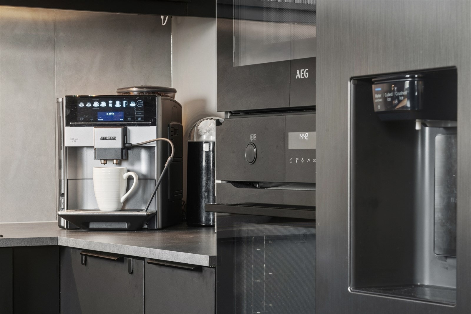 Integrerte hvitevarer som stekeovn, induksjonstopp, kombiovn, oppvaskmaskin og kjøl/frys. Galleribilde