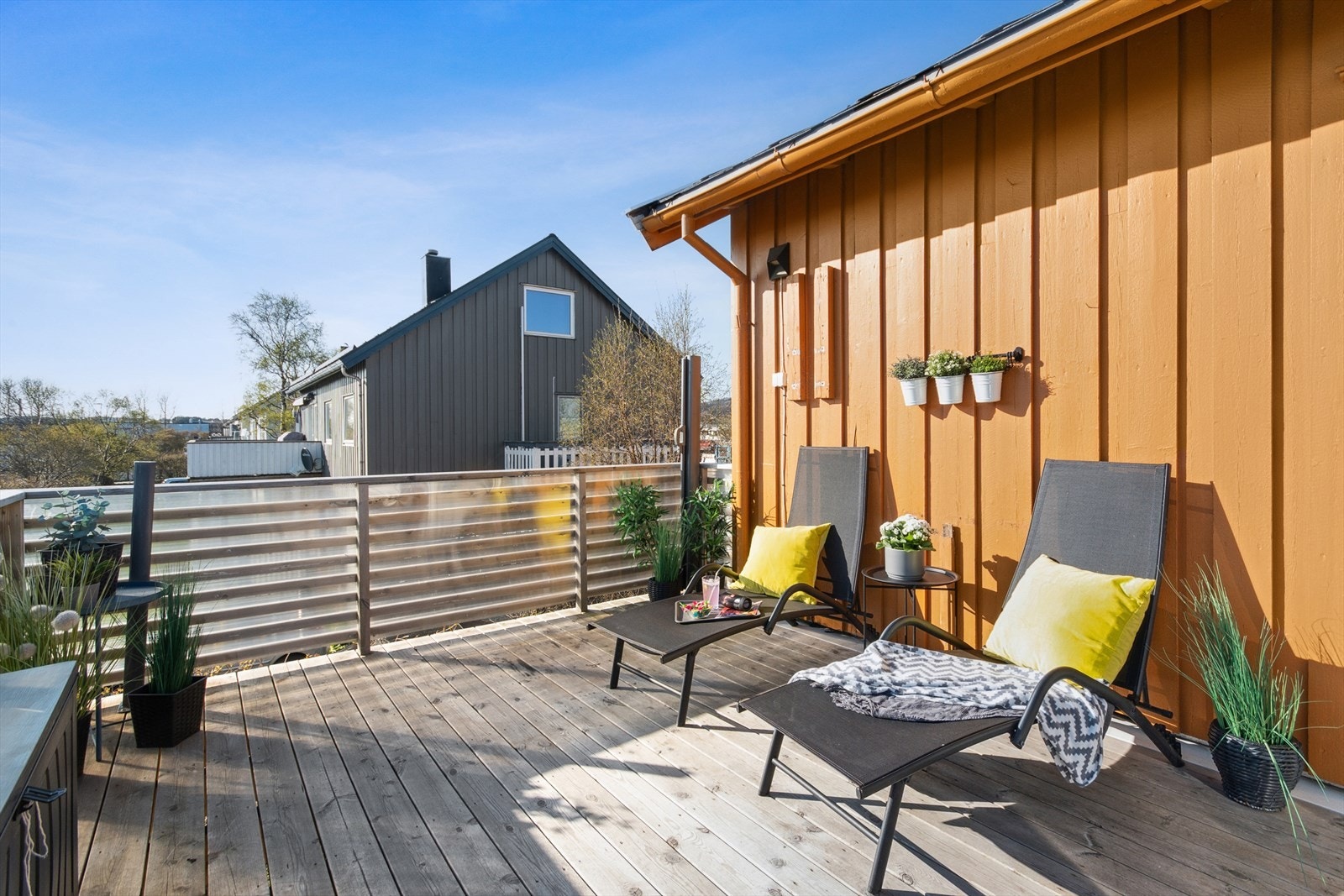 Fra stuen er det videre utgang til en solrik balkong med god plass for utemøblement. Galleribilde