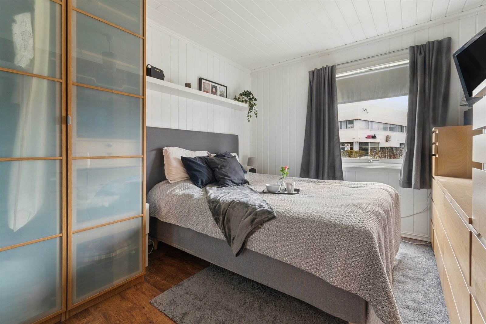 Romslig hovedsoverom med god plass for dobbeltseng og nattbord. Galleribilde