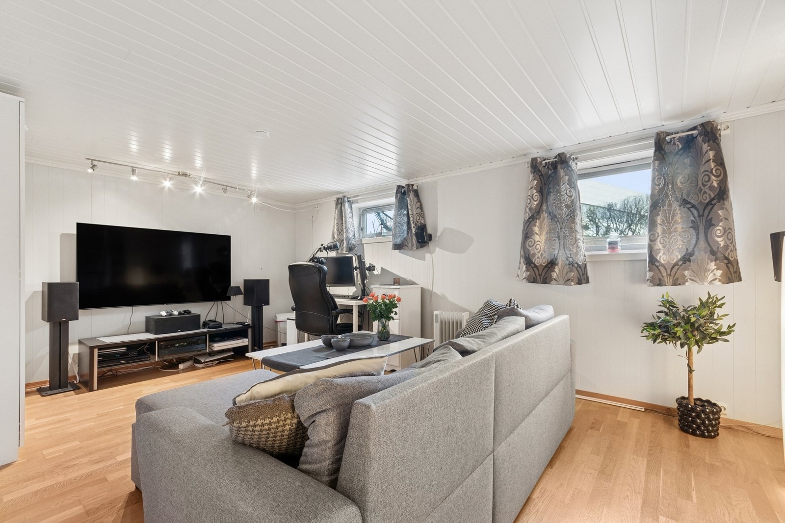 Rom i kjeller innredet som stue. NB! Ikke omsøkt og godkjent til dagens bruk. Se salgsoppgave for mer info. Galleribilde