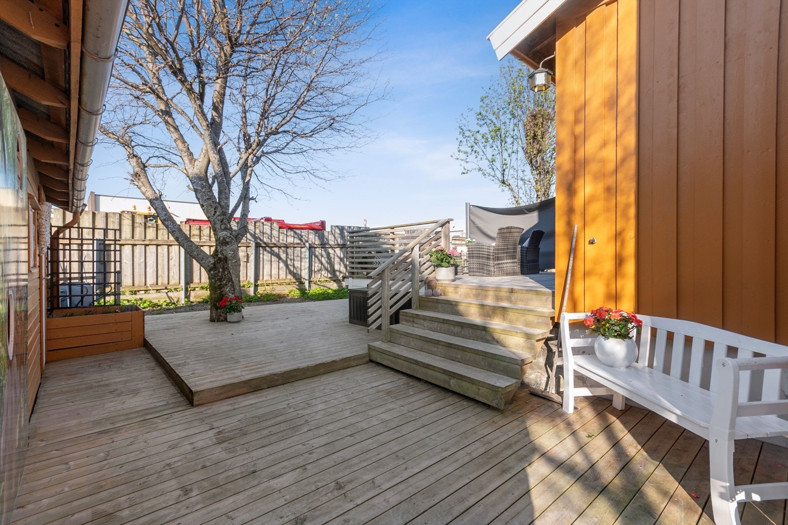 Flotte uteområder med terrasse og plass for sittegrupper, grill og annet en måtte ønske. Galleribilde