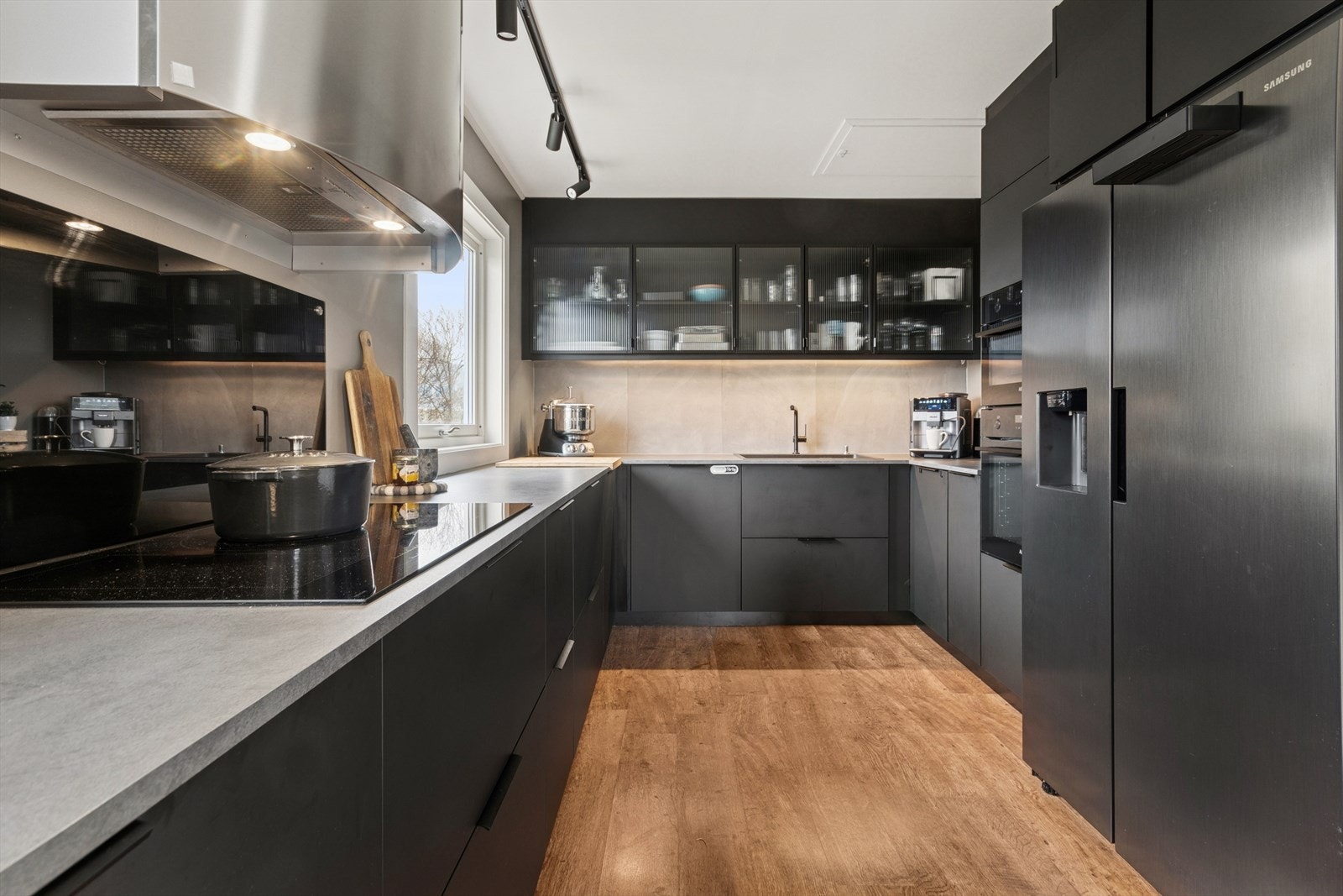 Her har en alt en måtte trenge av både skap-, skuff- og benkeplass. Galleribilde