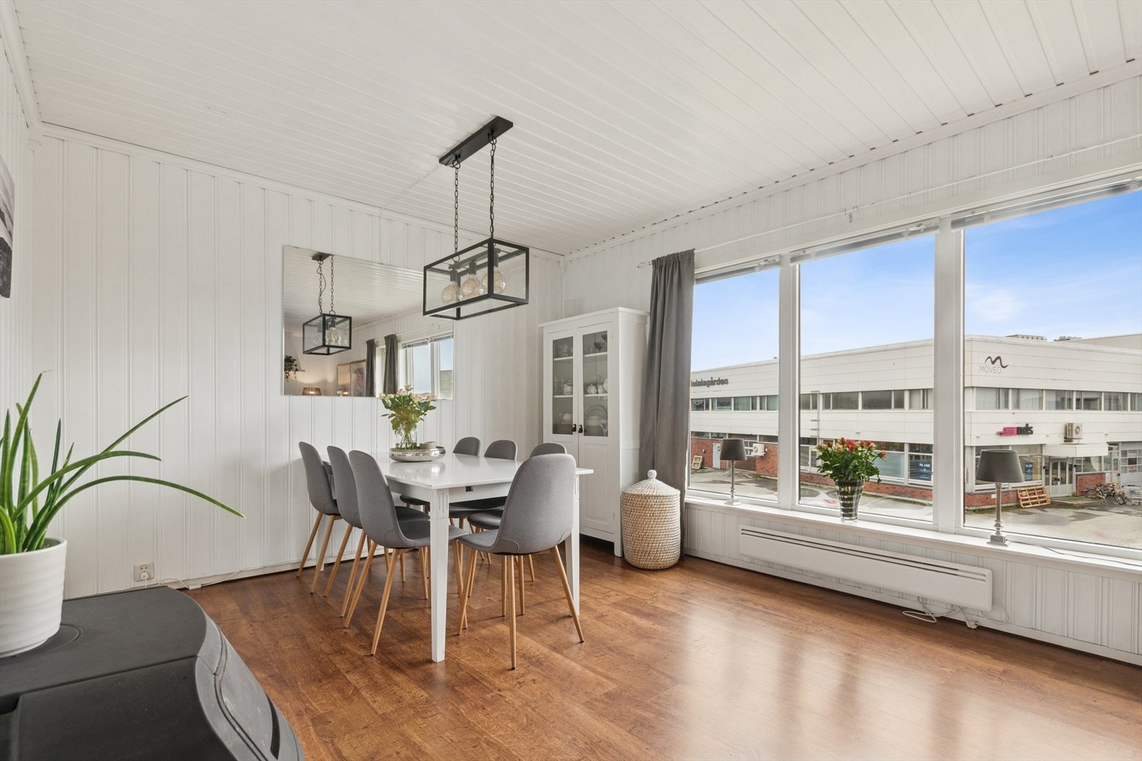 Gode vindusflater sørger for at rommet får godt med naturlig lys. Galleribilde