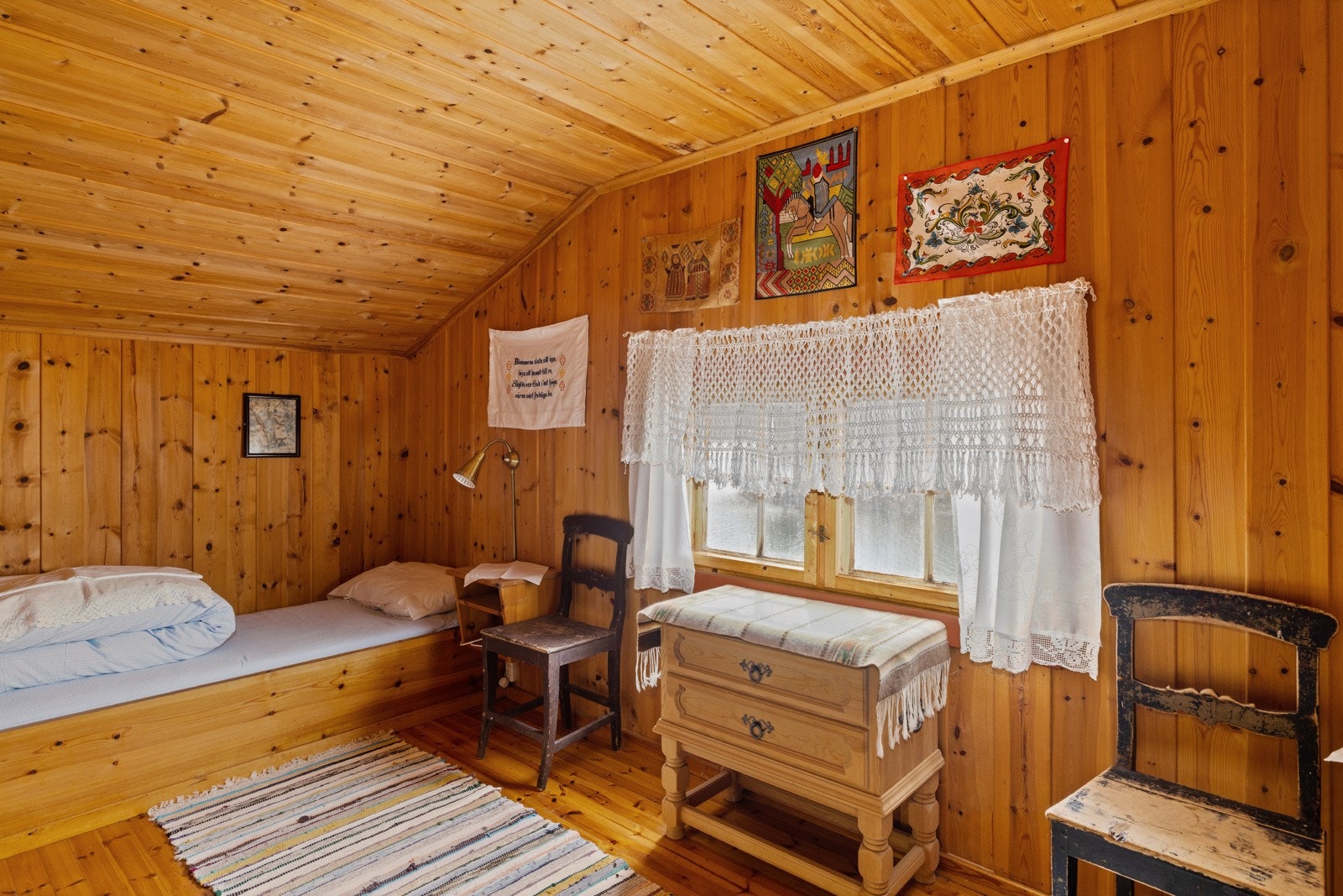 Eitt av 3 soverom loft til hovudhytta Galleribilde