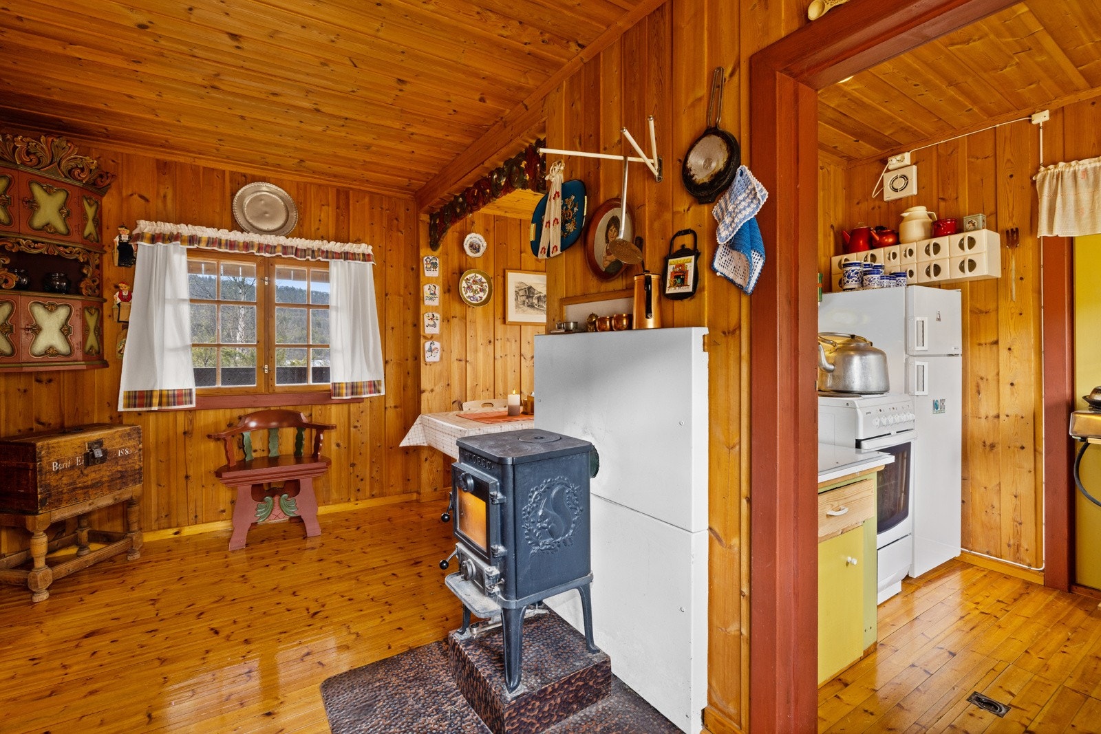 Stort romsleg kjøkken med siderom og spiseplass Galleribilde