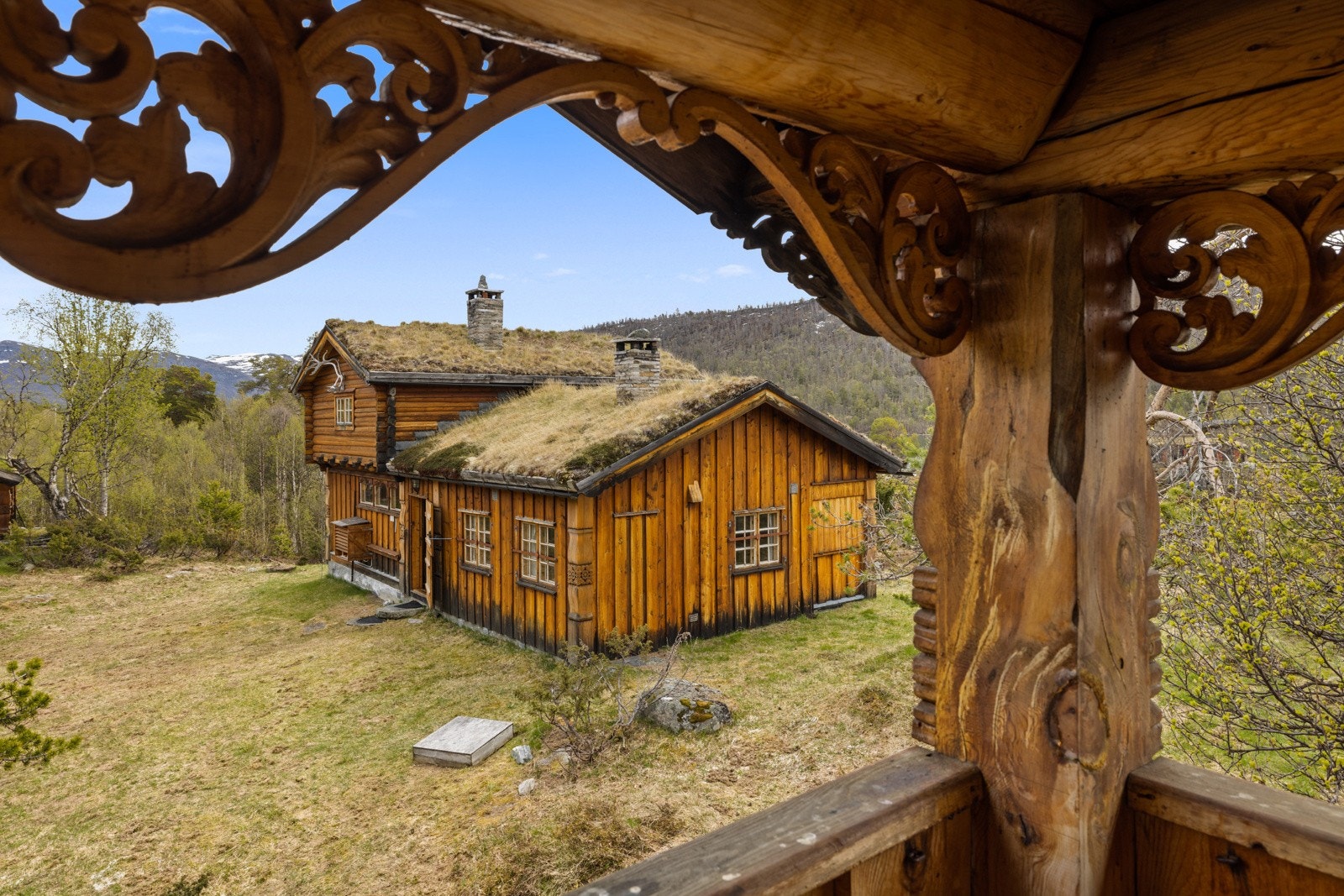 Utsikt frå stabburet mot hovudhytta og tunet Galleribilde