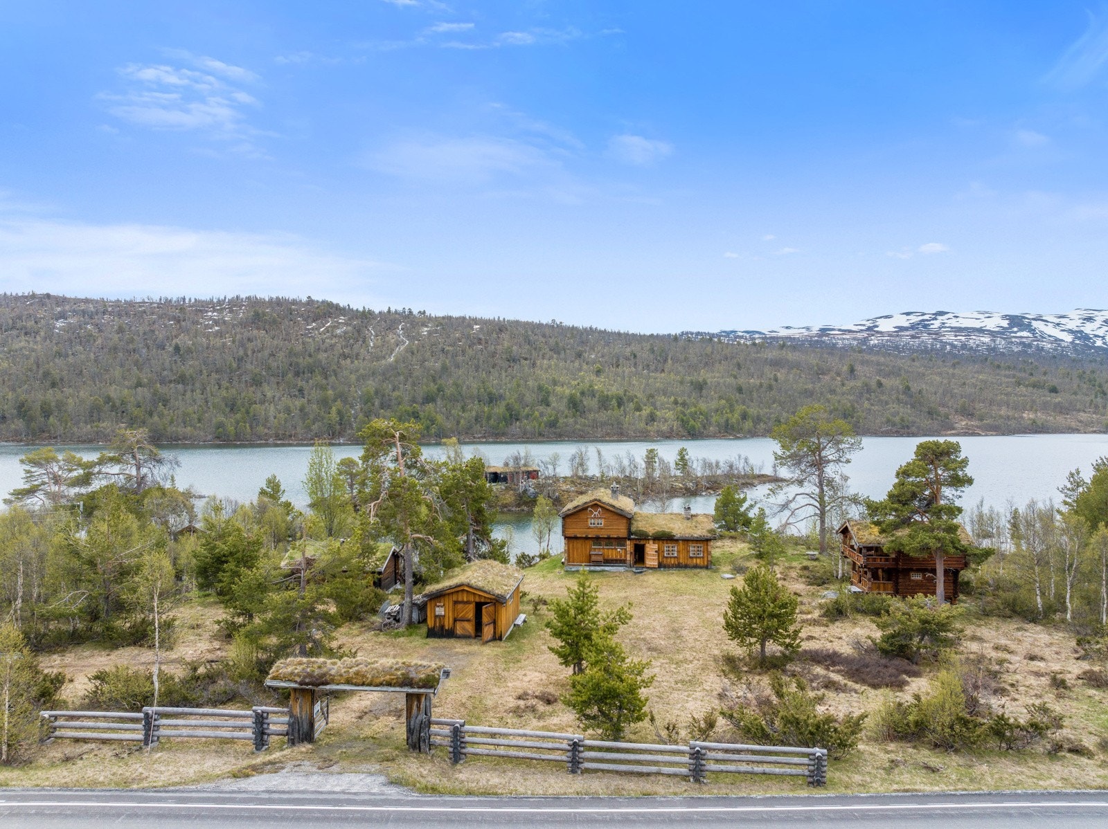 Dronefoto: Stort hyttetun med hovudhytte, anneks, stabbur og garasje Galleribilde
