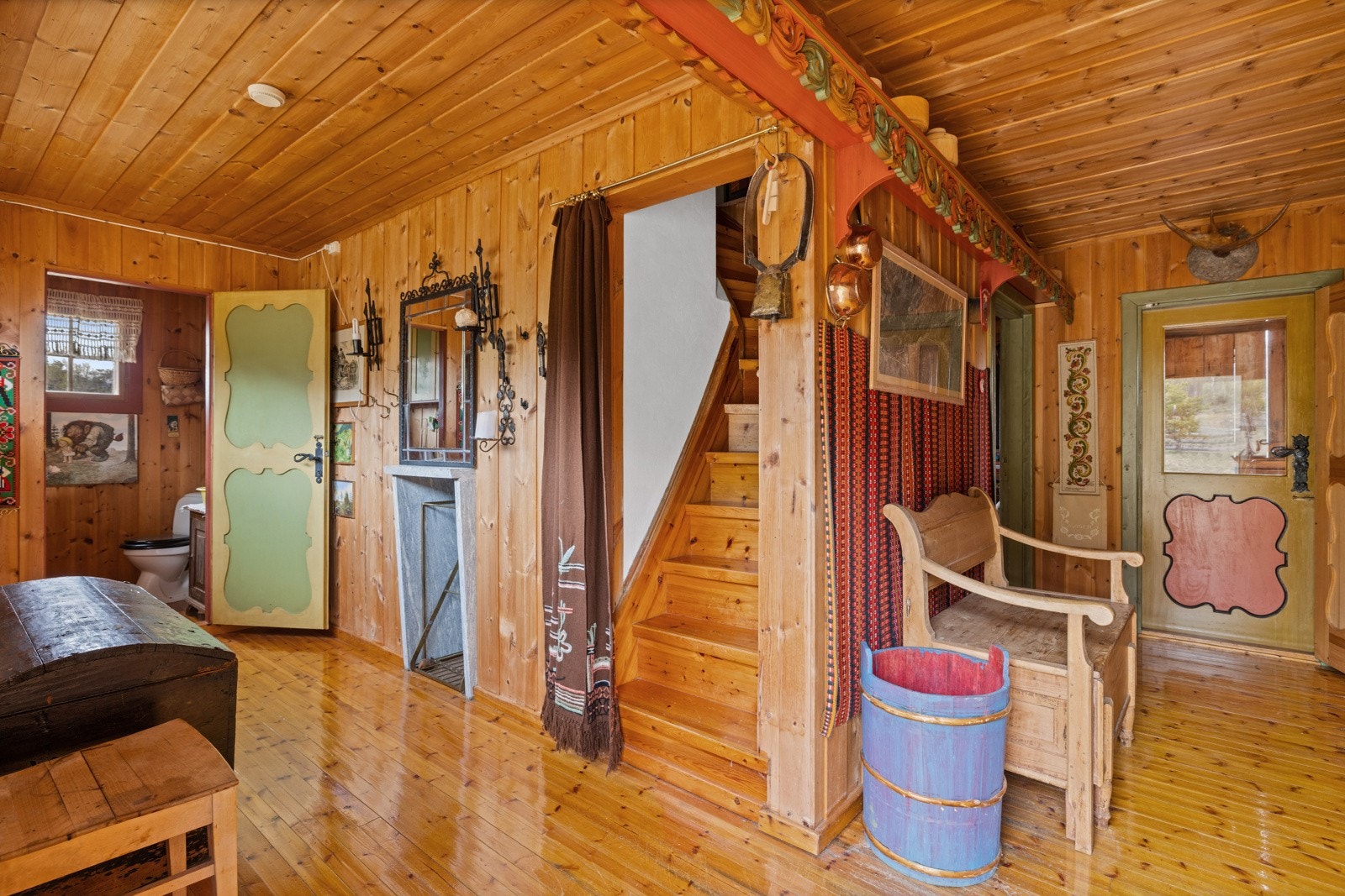 Gangareal i hovudhytta med trapp til loft Galleribilde