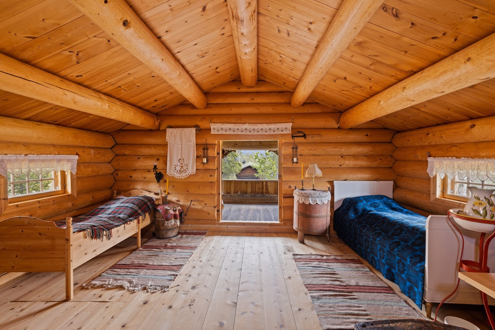 Loftsrom på stabburet med tilkomst til veranda Galleribilde