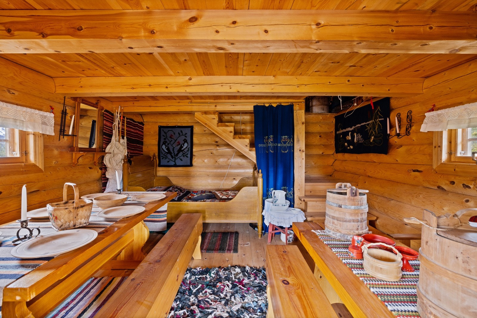 Hovudetasjen i stabburet med spisplass og trapp til loftsrom Galleribilde