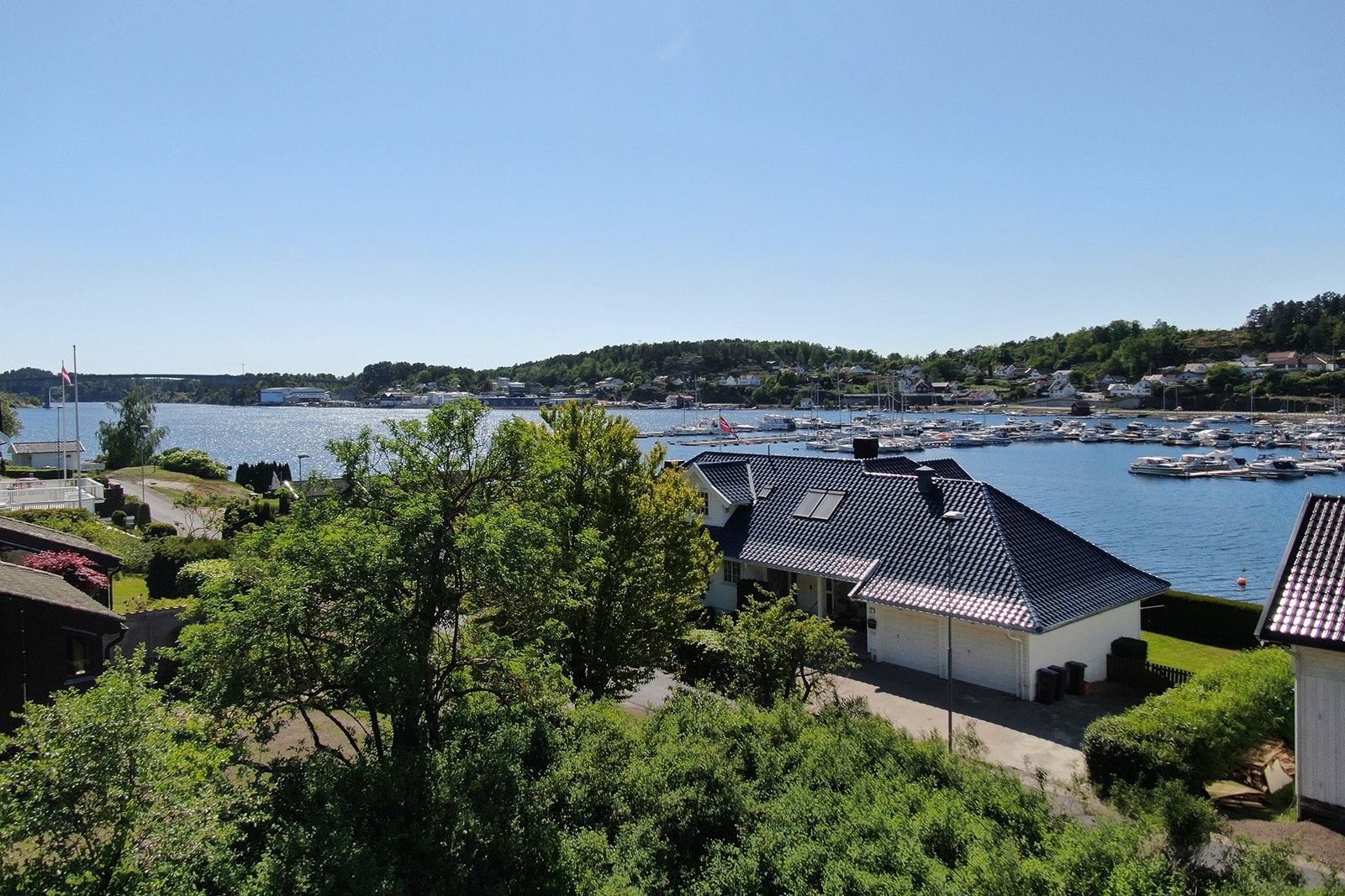 Slik utsikt vil du kunne få fra terrasse/stue/kjøkken i 2. etasje Galleribilde