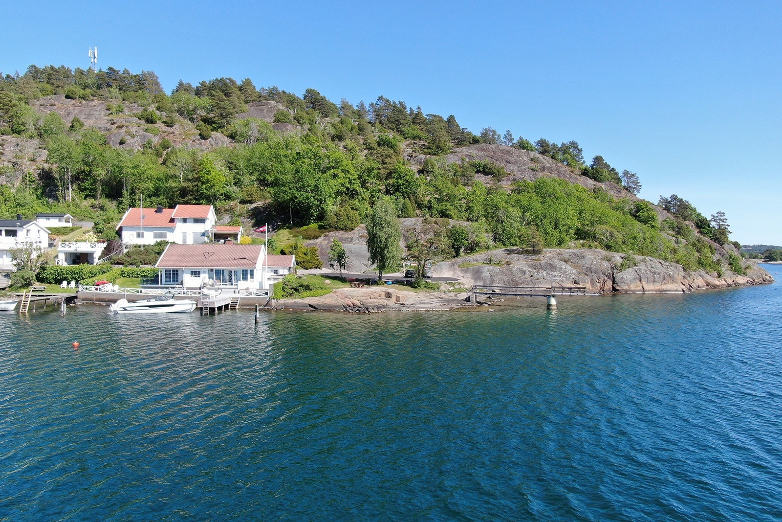 Sevikodden er et offentlig område med både bade- og rekreasjonsmuligheter. Det går også en kyststi videre hvor man kan gå lange turer langs vannet Galleribilde