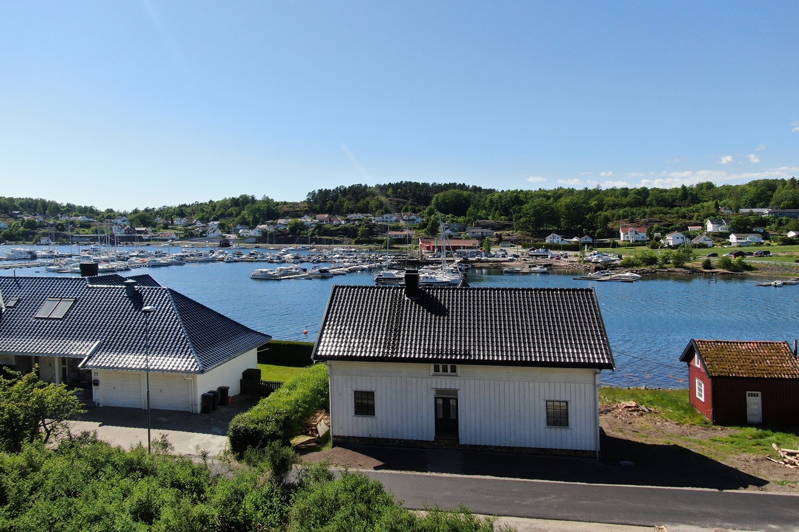 Slik utsikt vil du kunne få fra terrasse/stue/kjøkken i 2. etasje Galleribilde