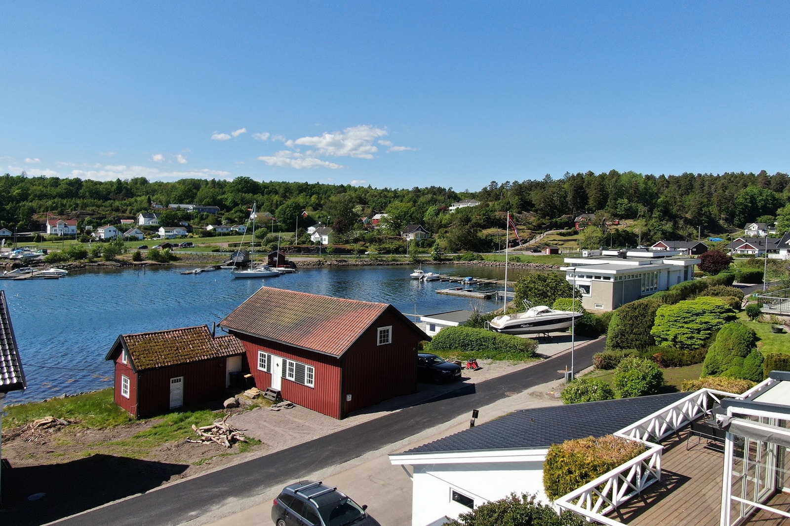 Slik utsikt vil du kunne få fra terrasse/stue/kjøkken i 2. etasje Galleribilde