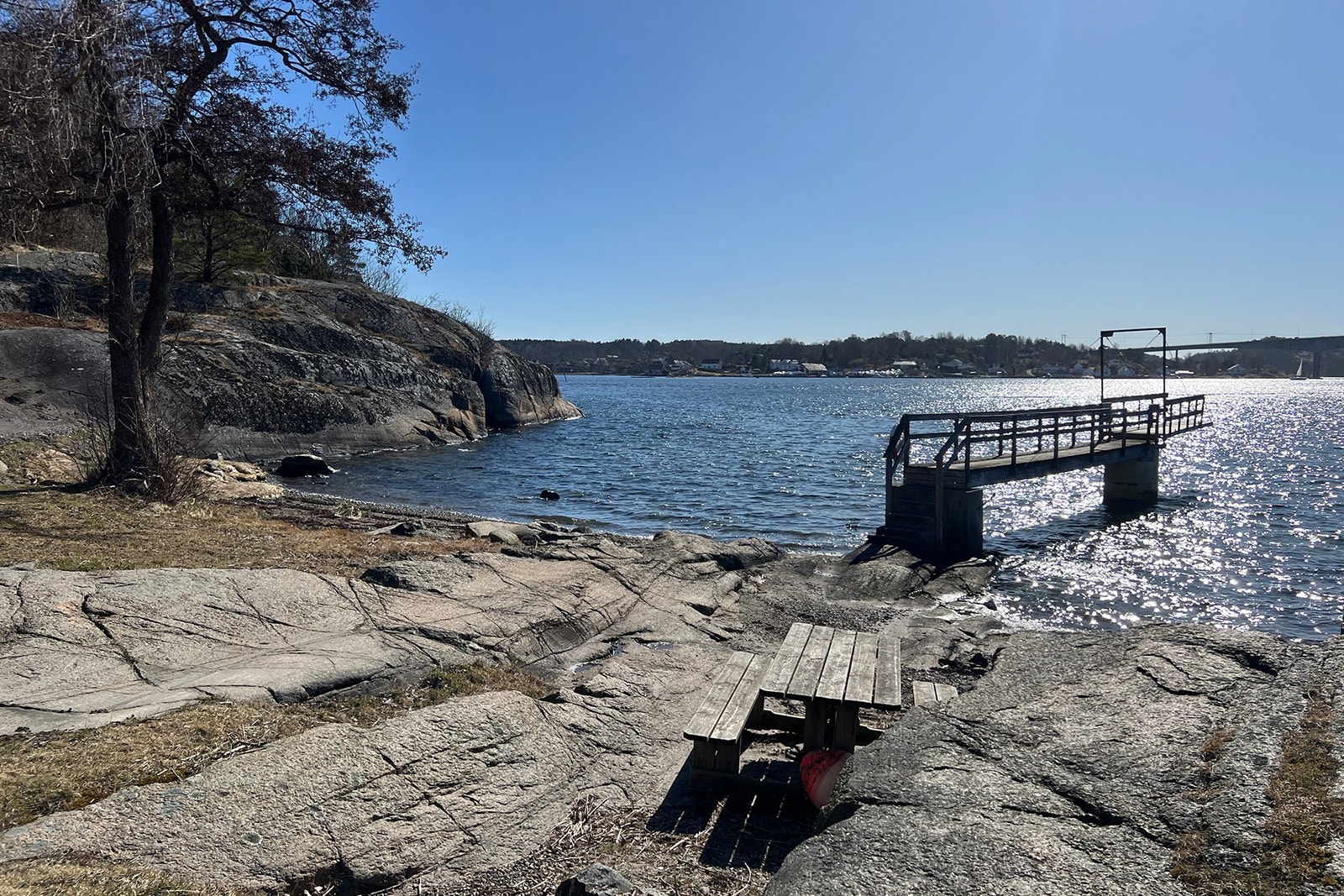 Her finner du alt fra en liten strand, svaberg, noen trær for litt skygge, en offentlig brygge for bading i tillegg til en panoramautsikt utover Vrengensundet Galleribilde