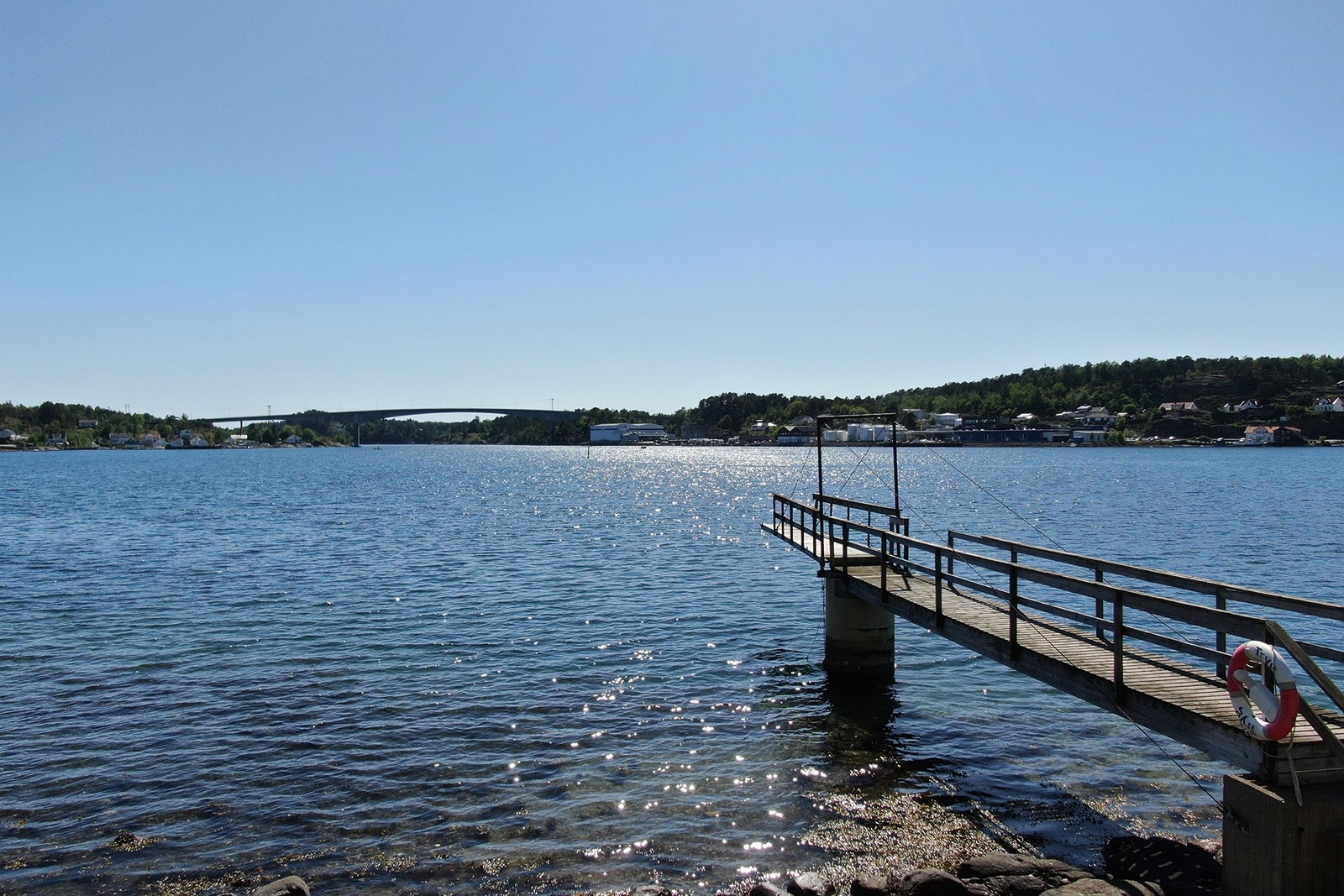 Fra brygga kan man hoppe ut i sjøen og nyte både et morgenbad og kanskje avslutte med et kveldsbad Galleribilde