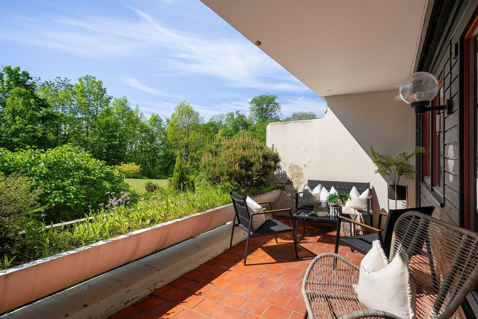 Idyllisk og stor terrasse med utgang fra stue Galleribilde