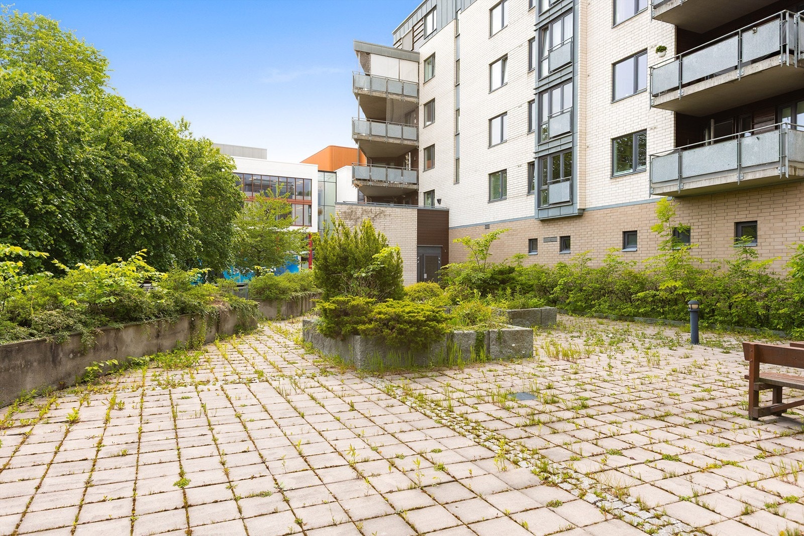Fellesarealer med beplantning og sittegrupper. Galleribilde