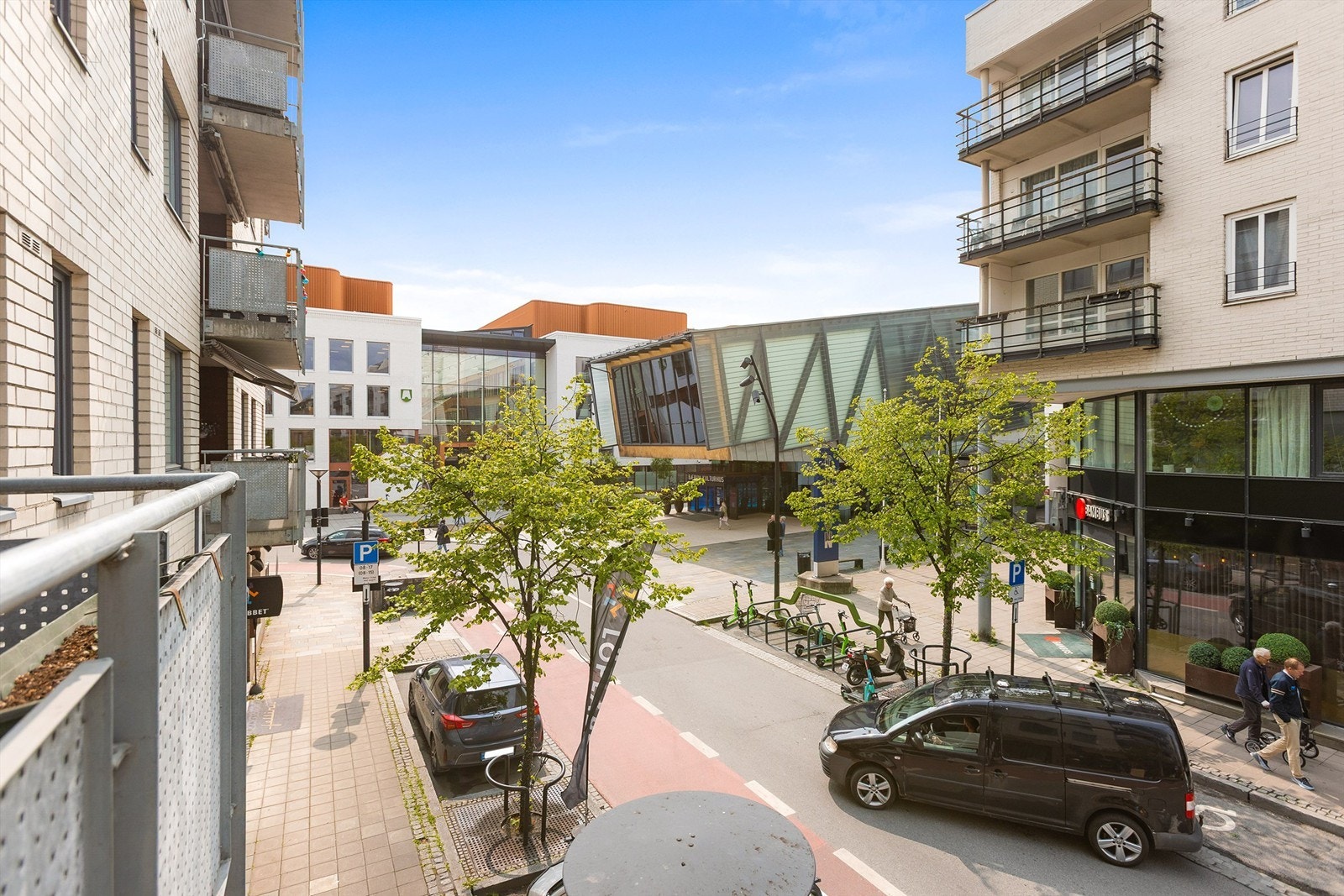 Balkongen vender ut mot den trivelige gågaten i Sandvika sentrum med nærhet til butikker, kafeer og kollektivtransport. Galleribilde