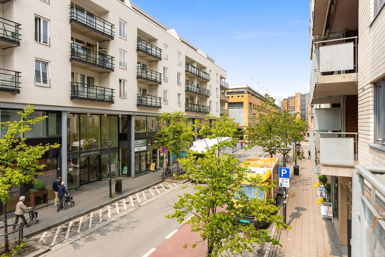 Her har man det meste "rett utenfor døren", alt fra bakeri, apotek, vinmonopol og ulike typer butikker. Galleribilde