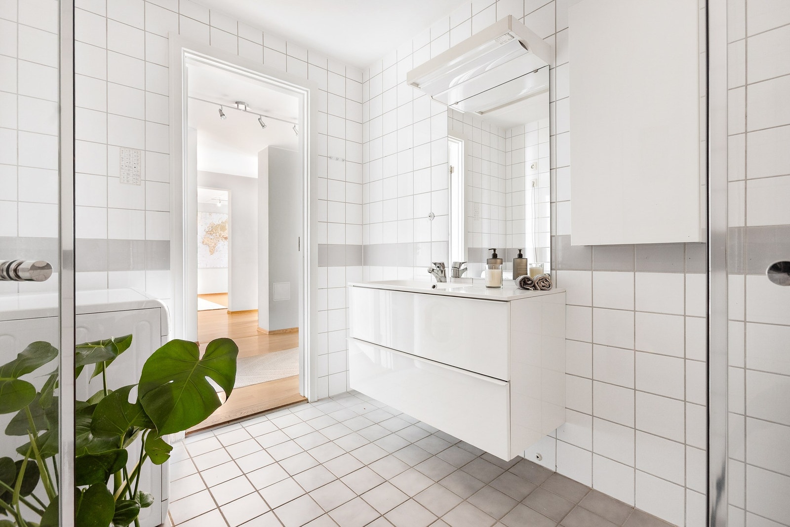 Baderom fra byggeår med flislagte vegger, malt himling og flislagt gulv med varme. Galleribilde