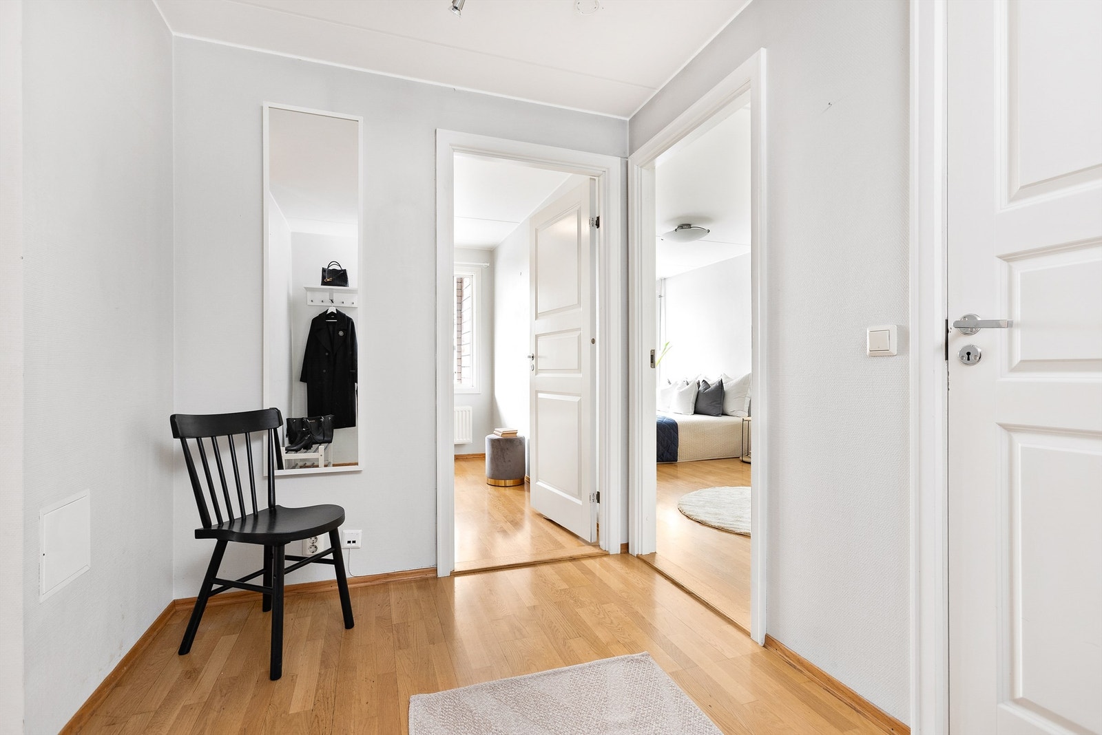 Entré med god plass til klær og sko, samt inngang til innvendig bod med ekstra lagringsplass. Galleribilde
